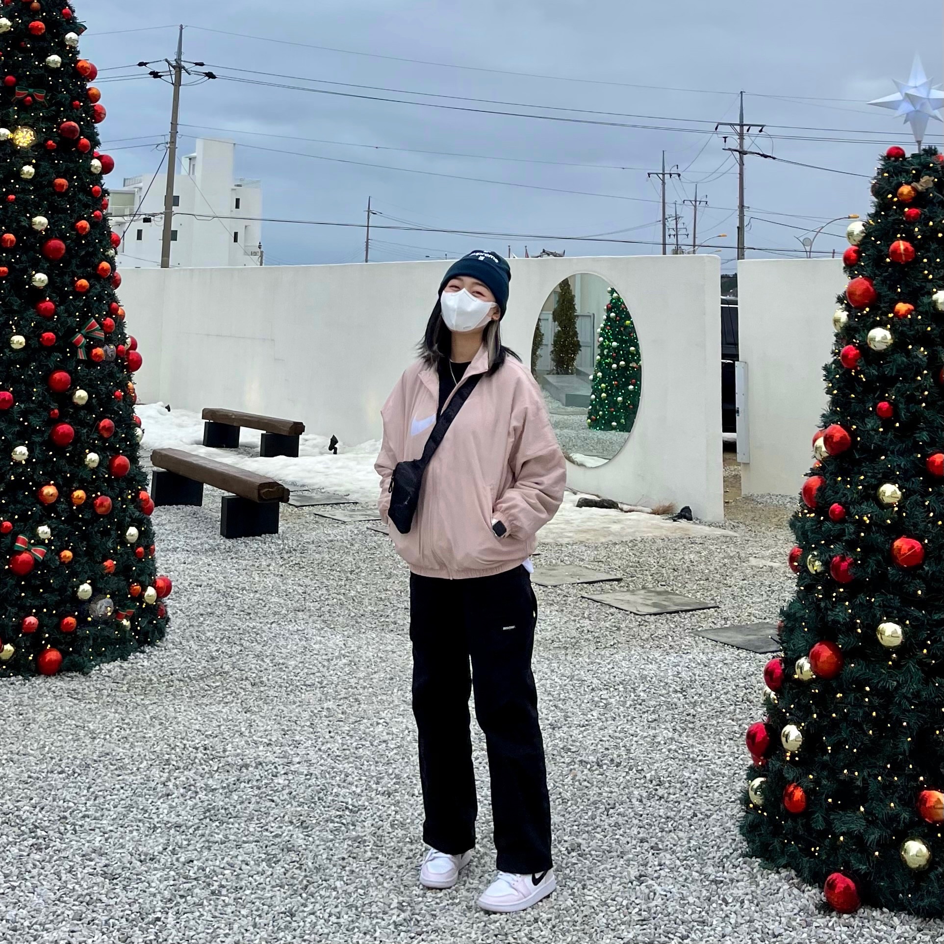 Supreme New Era Cross Box Logo Beanie Navy - 20FW, (W) Jordan 1 Mid Barely Rose 착용 스타일 - 2