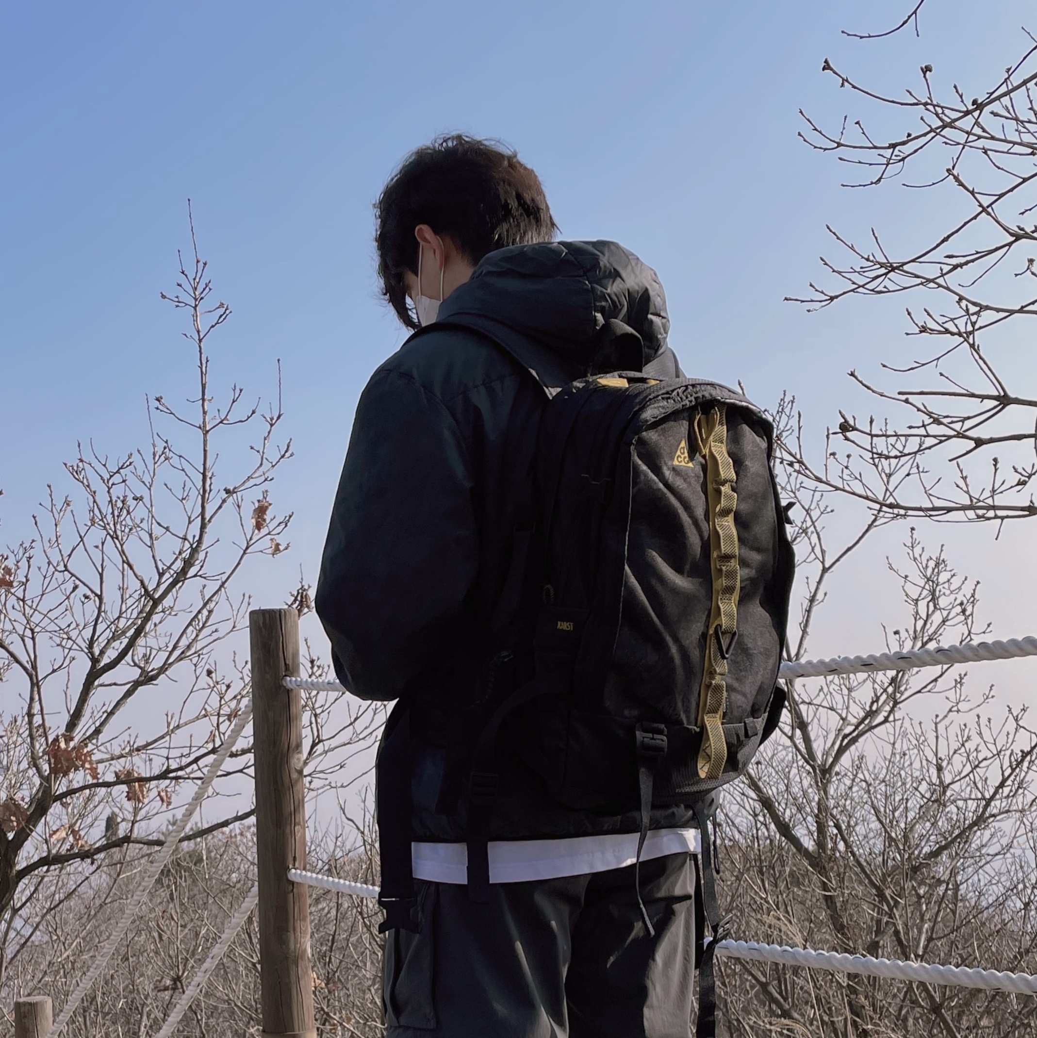 Nike ACG Karst Backpack Black Peat Moss 착용 스타일