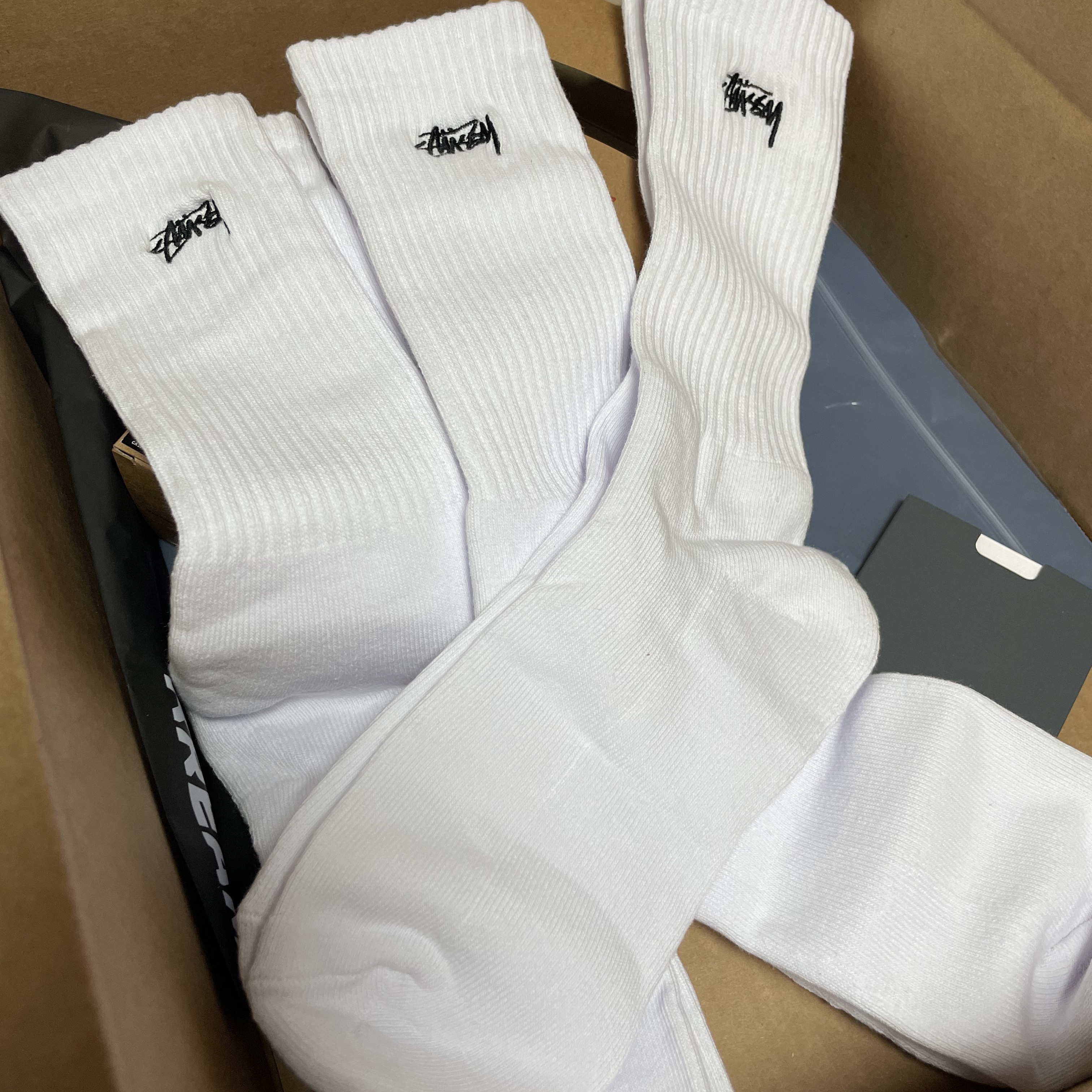Stussy Small Stock Crew Socks White (3 Pack) 착용 스타일 - 3