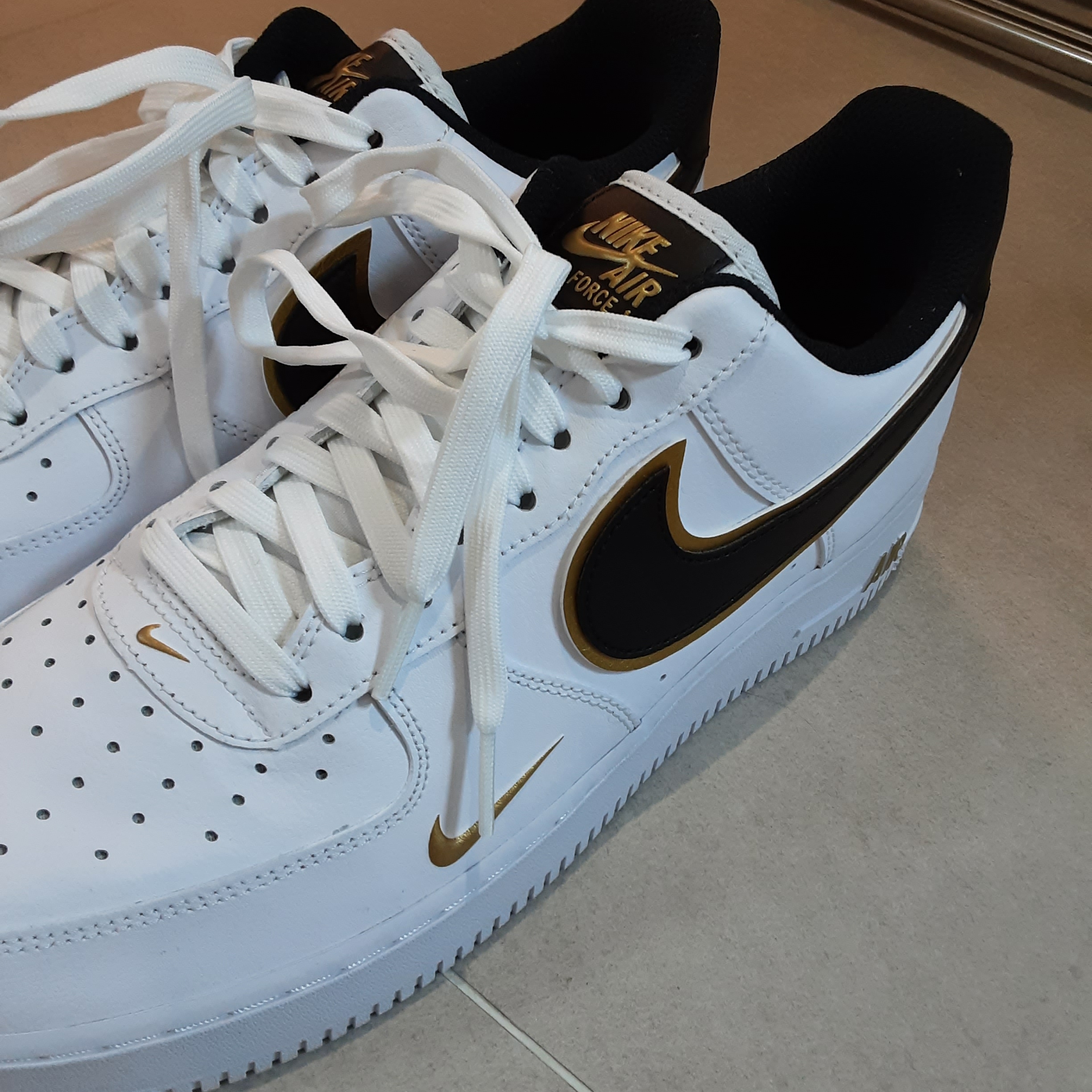 Nike Air Force 1 '07 LV8 Double Swoosh White Metallic Gold 착용 스타일