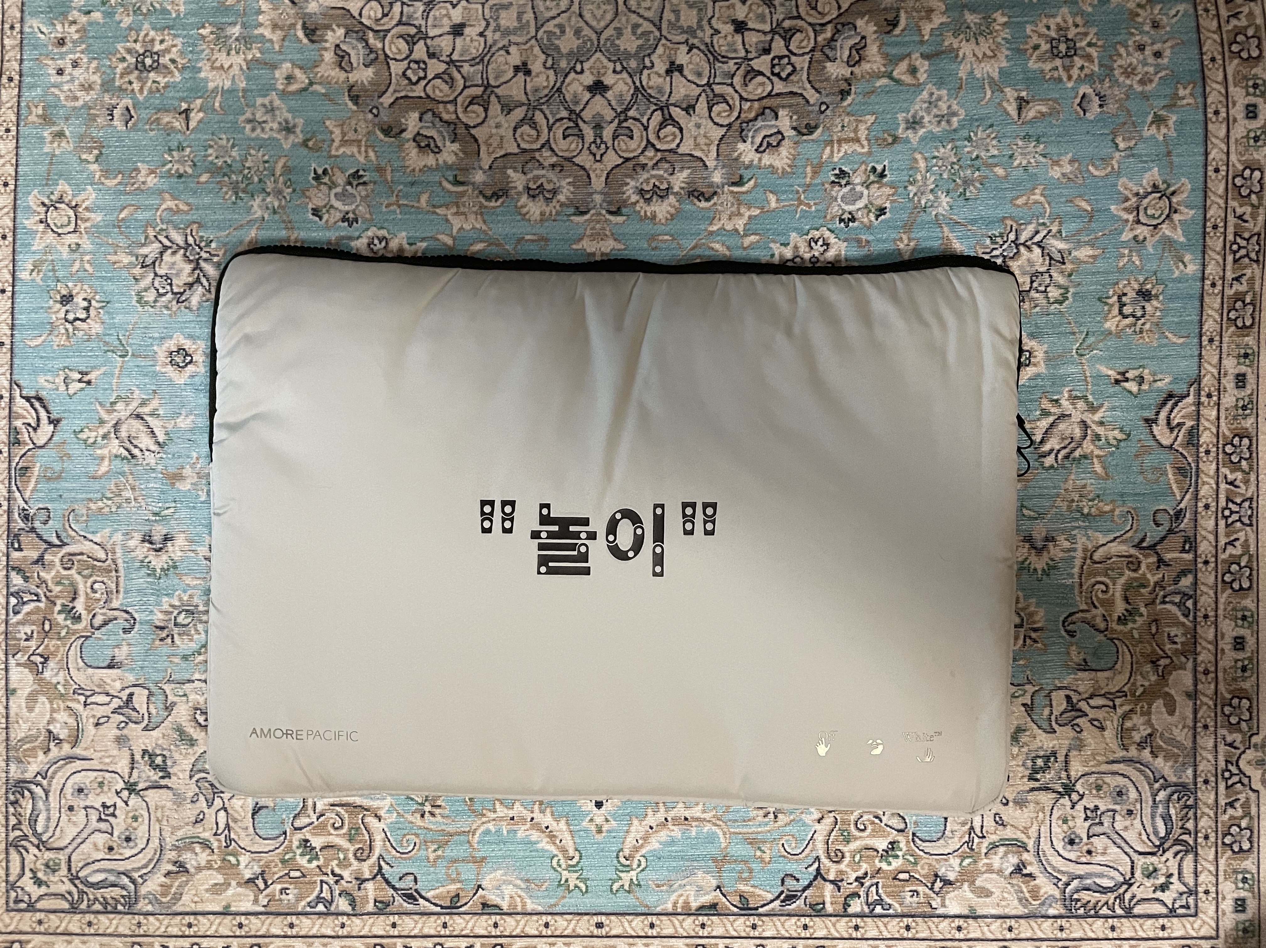 Off-White x Amore Pacific Play Kit 착용 스타일