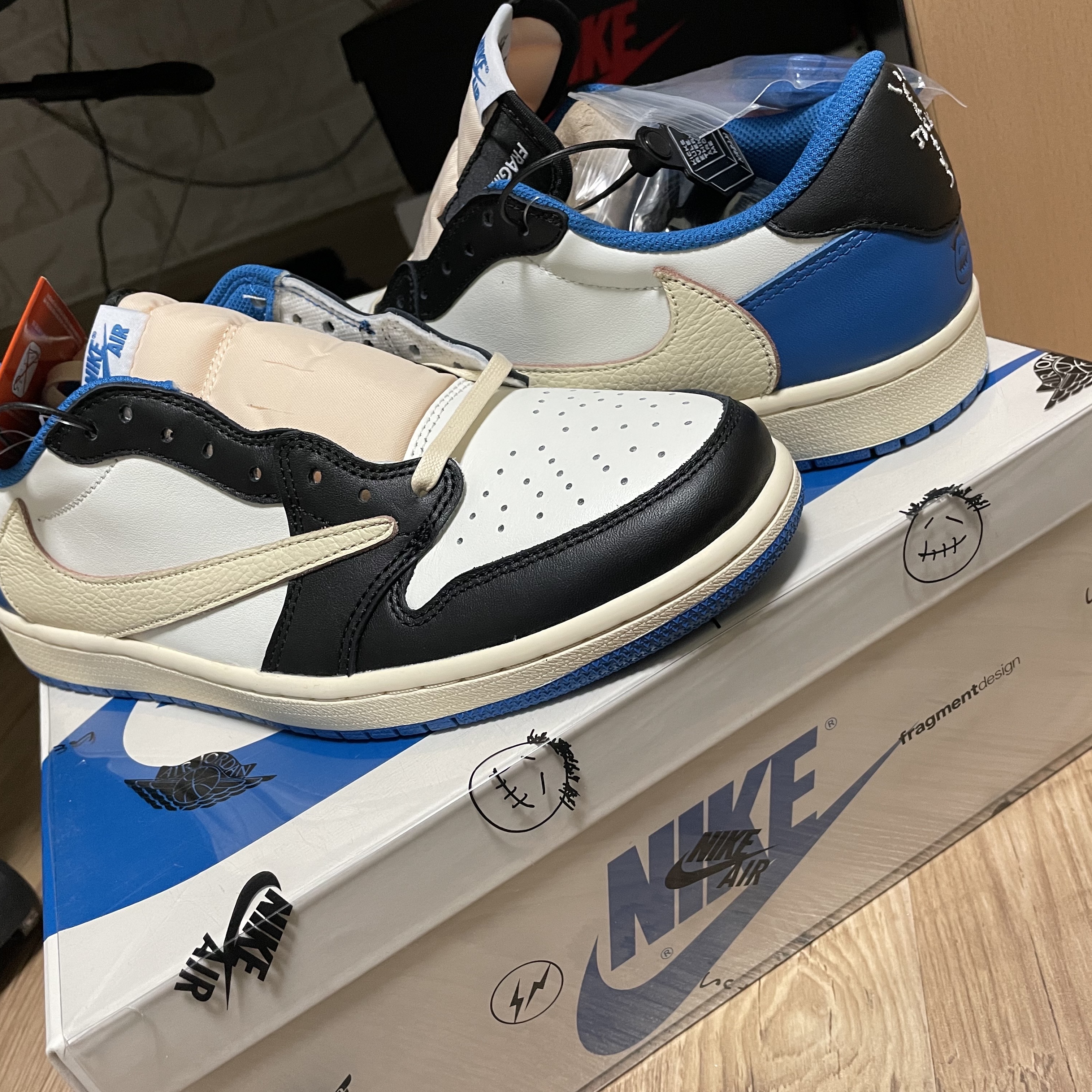 Jordan 1 x Travis Scott x Fragment Retro Low OG SP Military Blue 착용 스타일 - 1