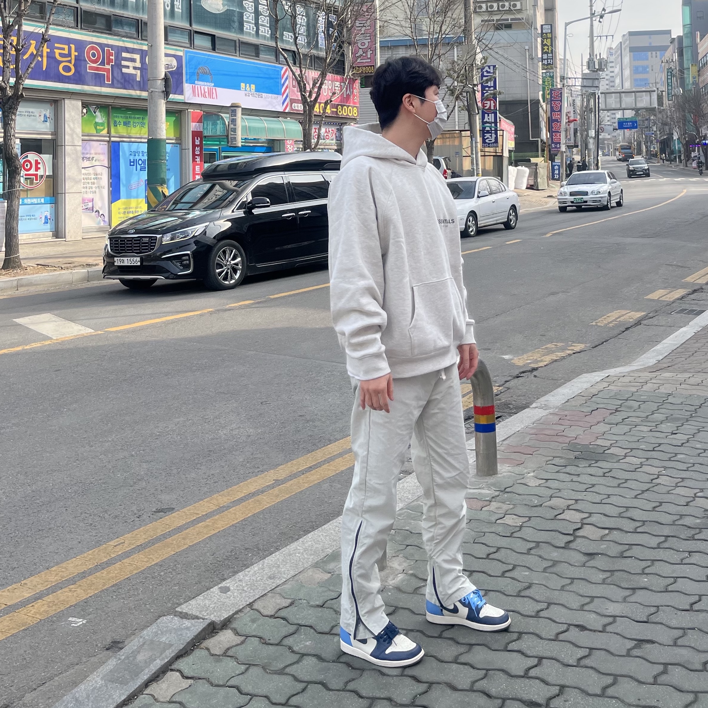 Essentials The Core Collection Pullover Hoodie Oatmeal, Jordan 1 Retro High Obsidian UNC 착용 스타일 - 1