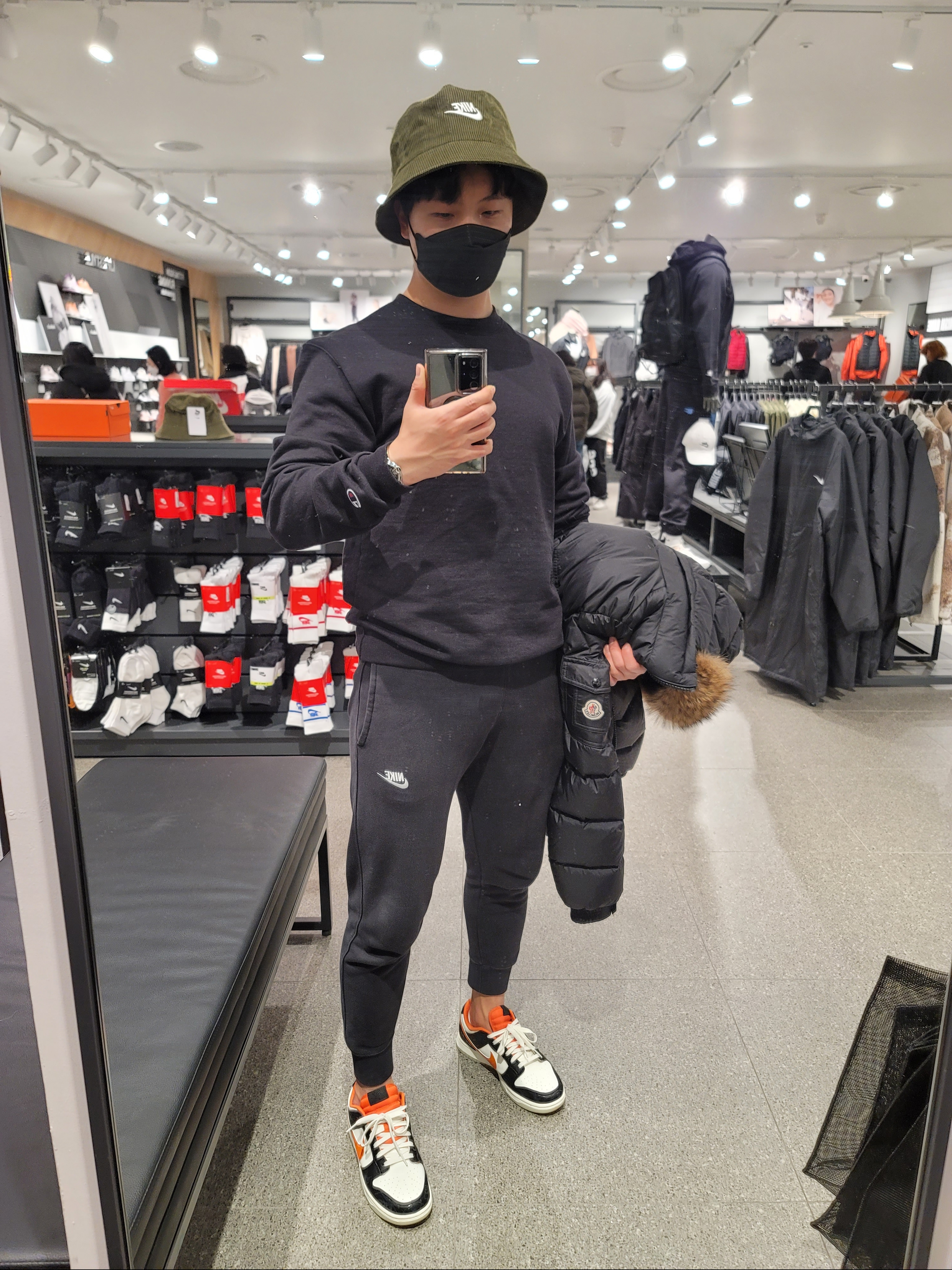 Nike Dunk Low Retro PRM Halloween, Moncler Marque Short Down Jacket Black - 20FW 착용 스타일