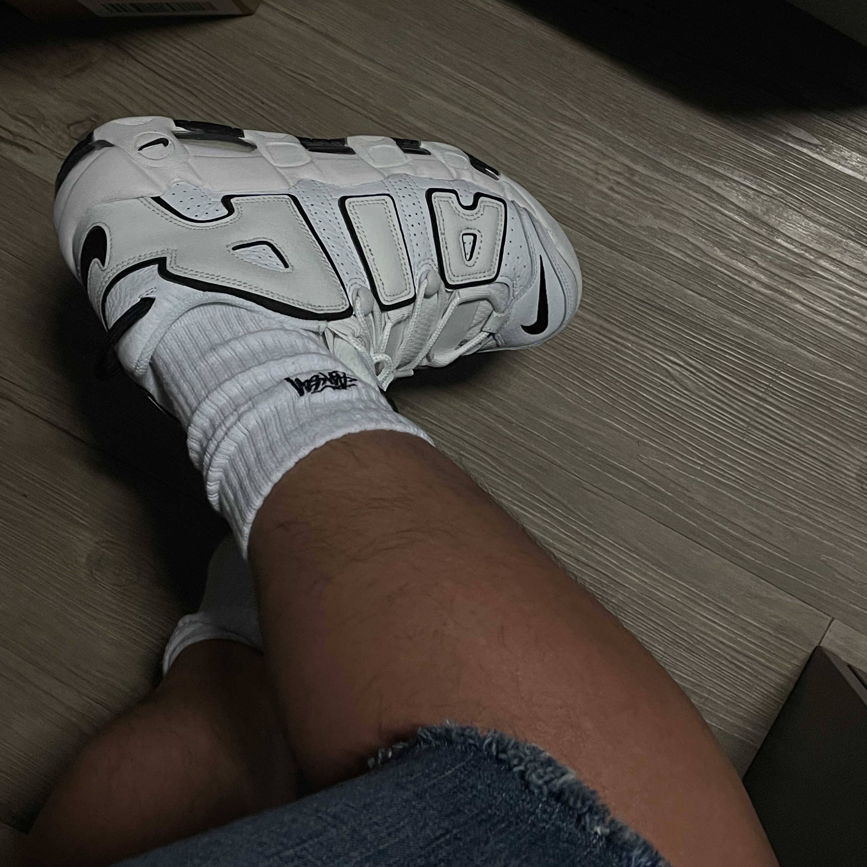 (W) Nike Air More Uptempo Summit White 착용 스타일 - 1