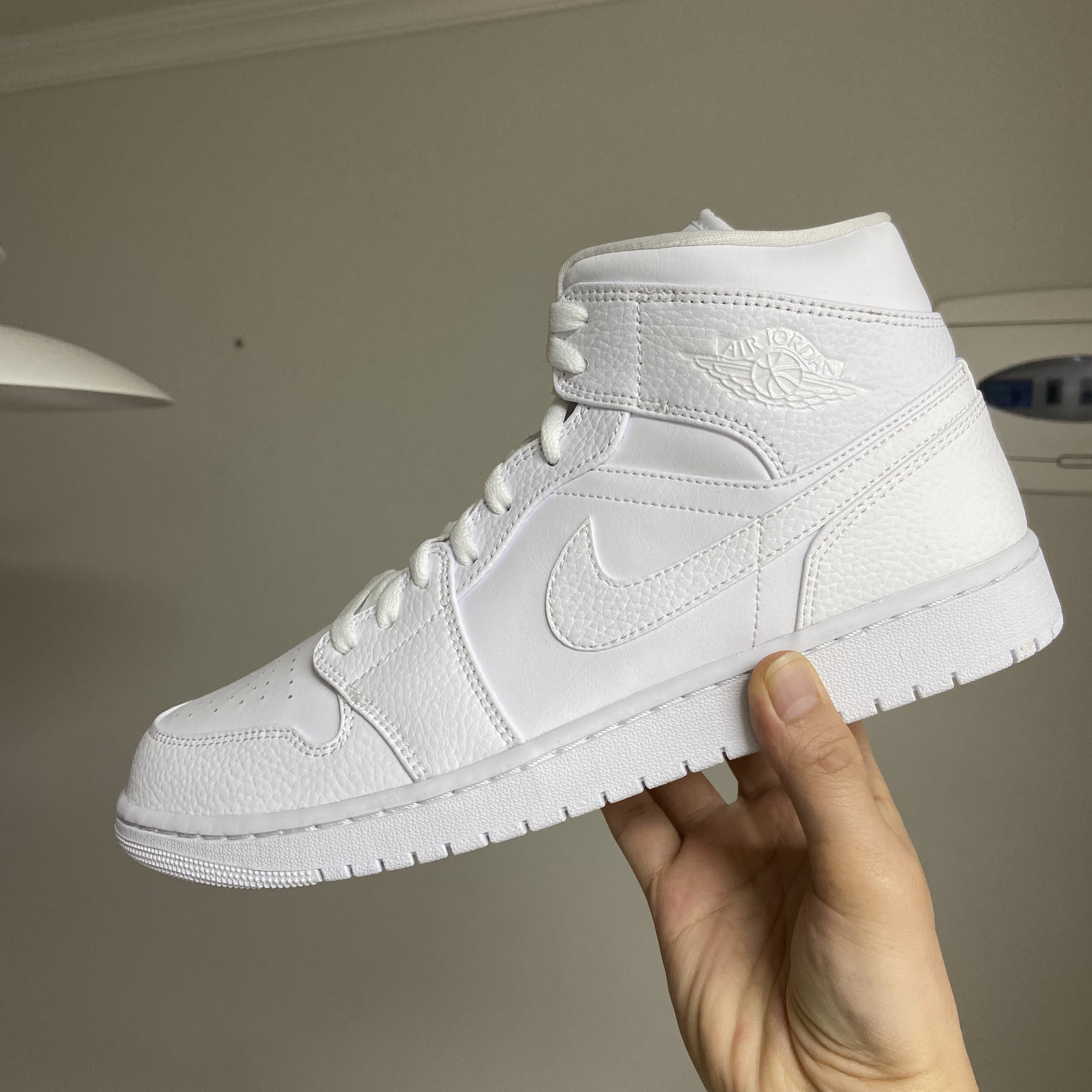 Jordan 1 Mid Triple White 착용 스타일