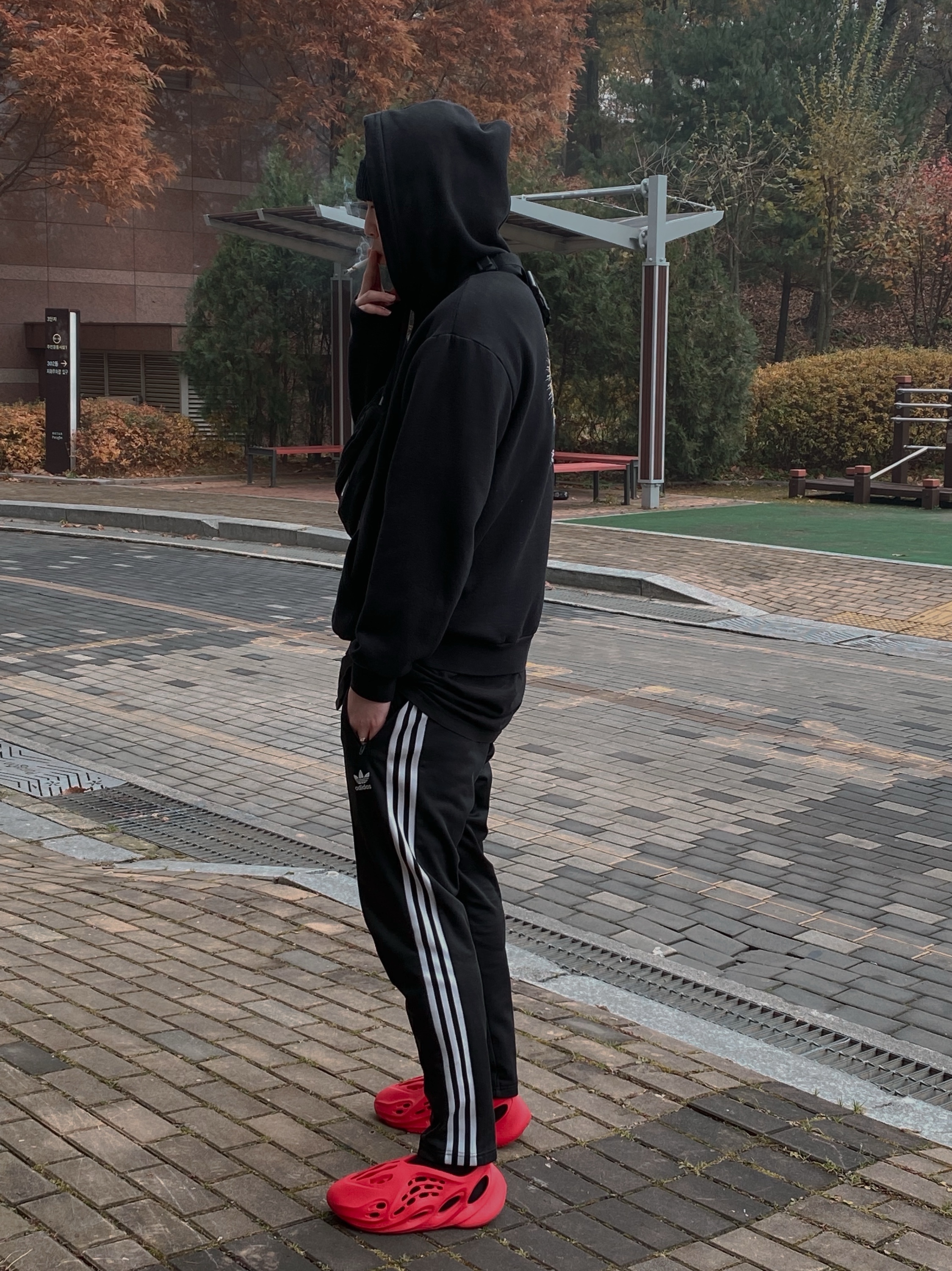 Adidas Yeezy Foam RNNR Vermilion 착용 스타일