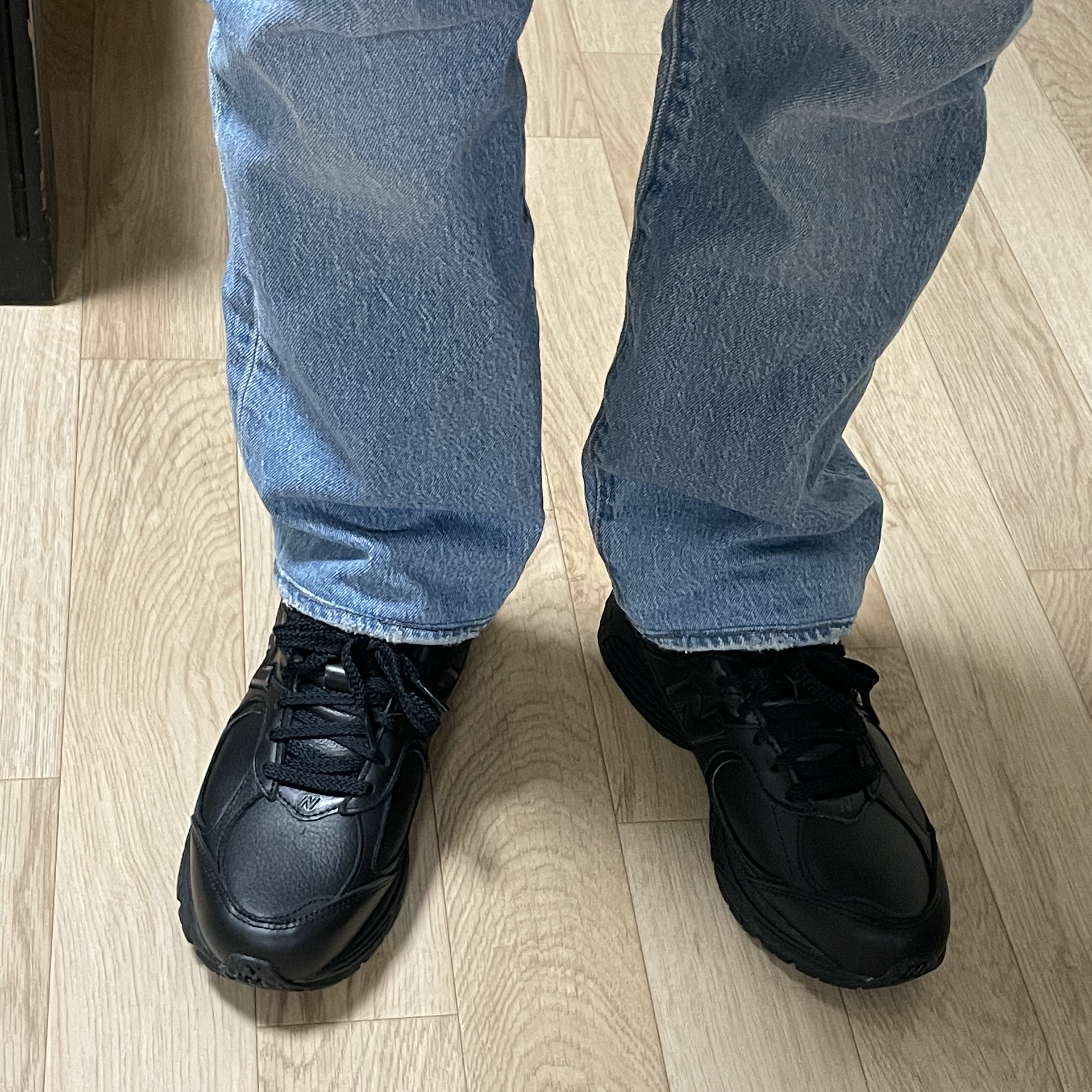 New Balance 2002R Triple Black 착용 스타일