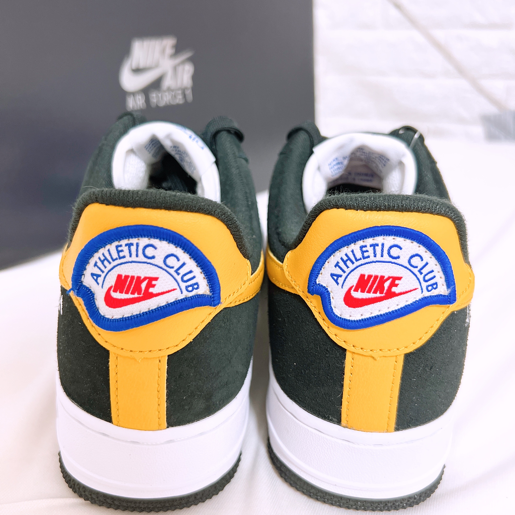 Nike Air Force 1 '07 LV8 Athletic Club Black Dark Sulfur 착용 스타일 - 2