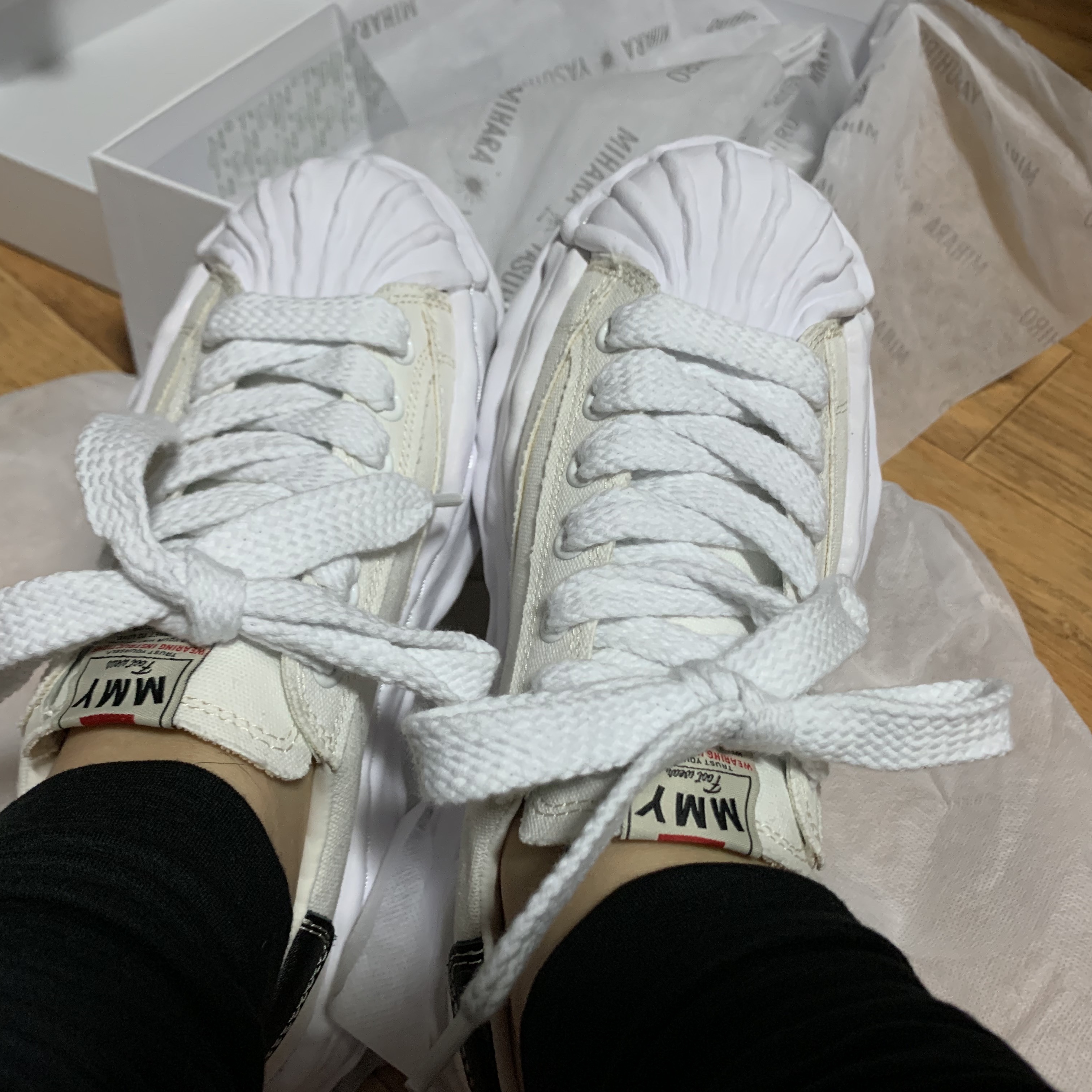 Maison Mihara Yasuhiro Blakey OG Sole Canvas Low-top Sneakers White 착용 스타일 - 2