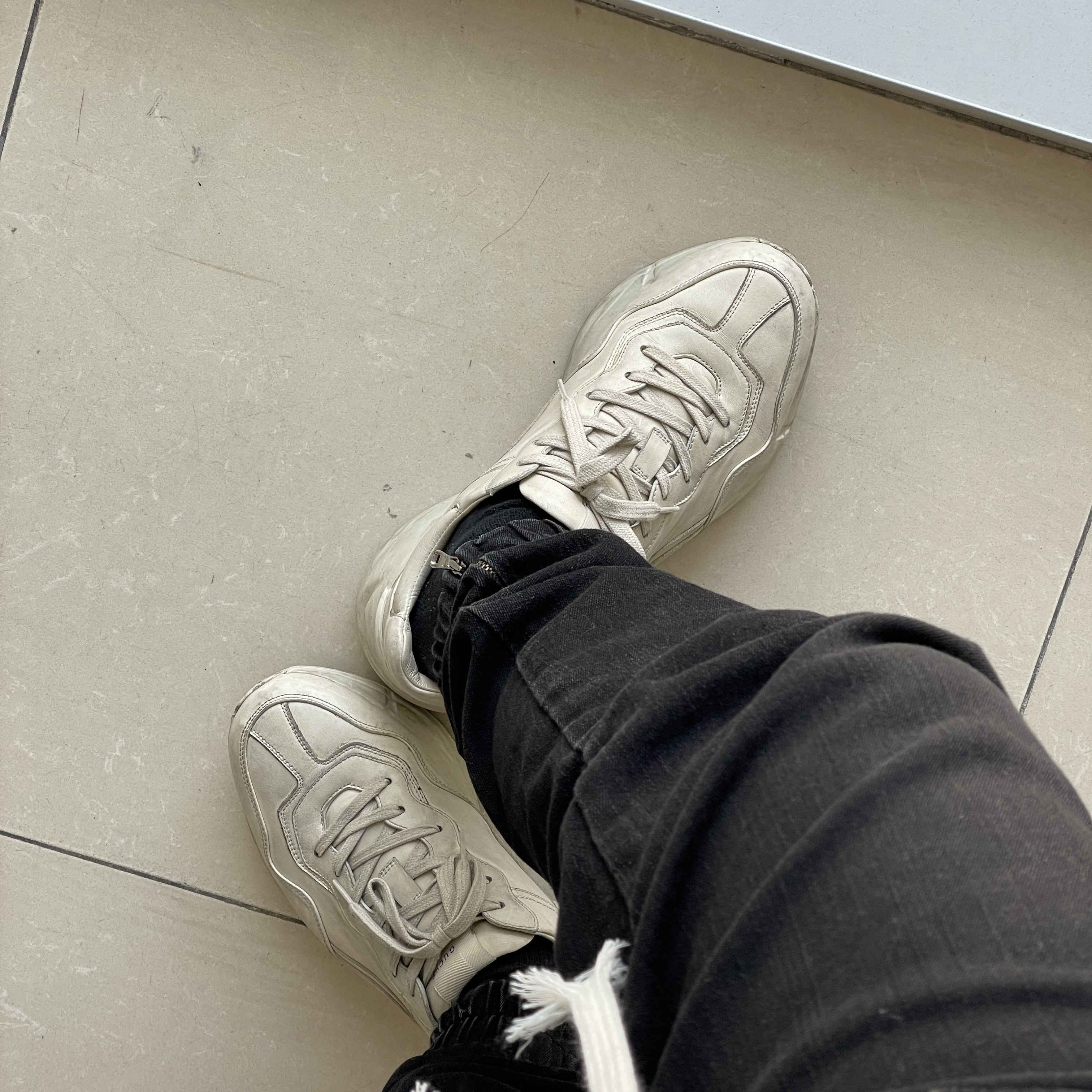 Gucci Rhyton Leather Sneakers Distressed Ivory 착용 스타일