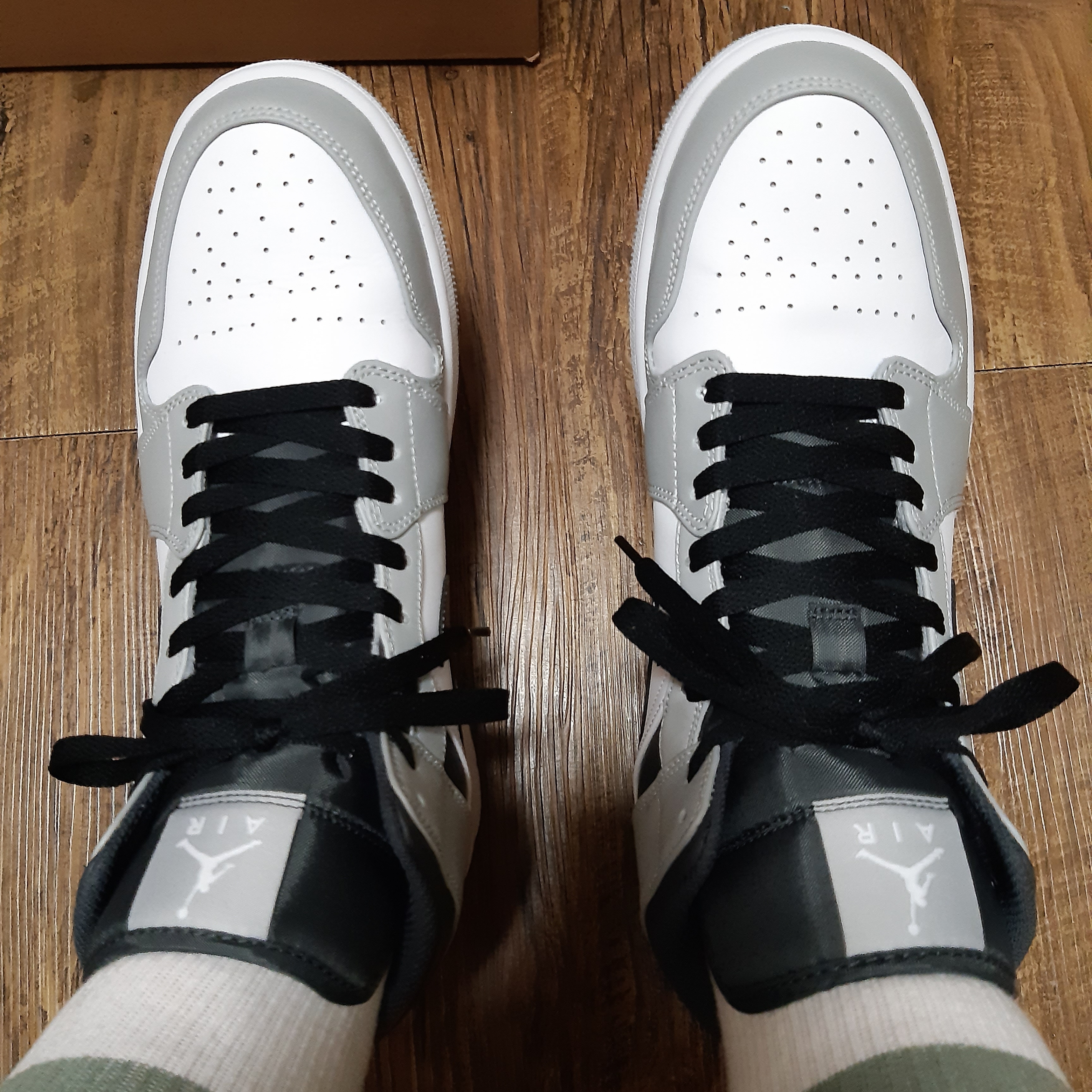 Jordan 1 Mid Light Smoke Grey Anthracite 착용 스타일 - 3