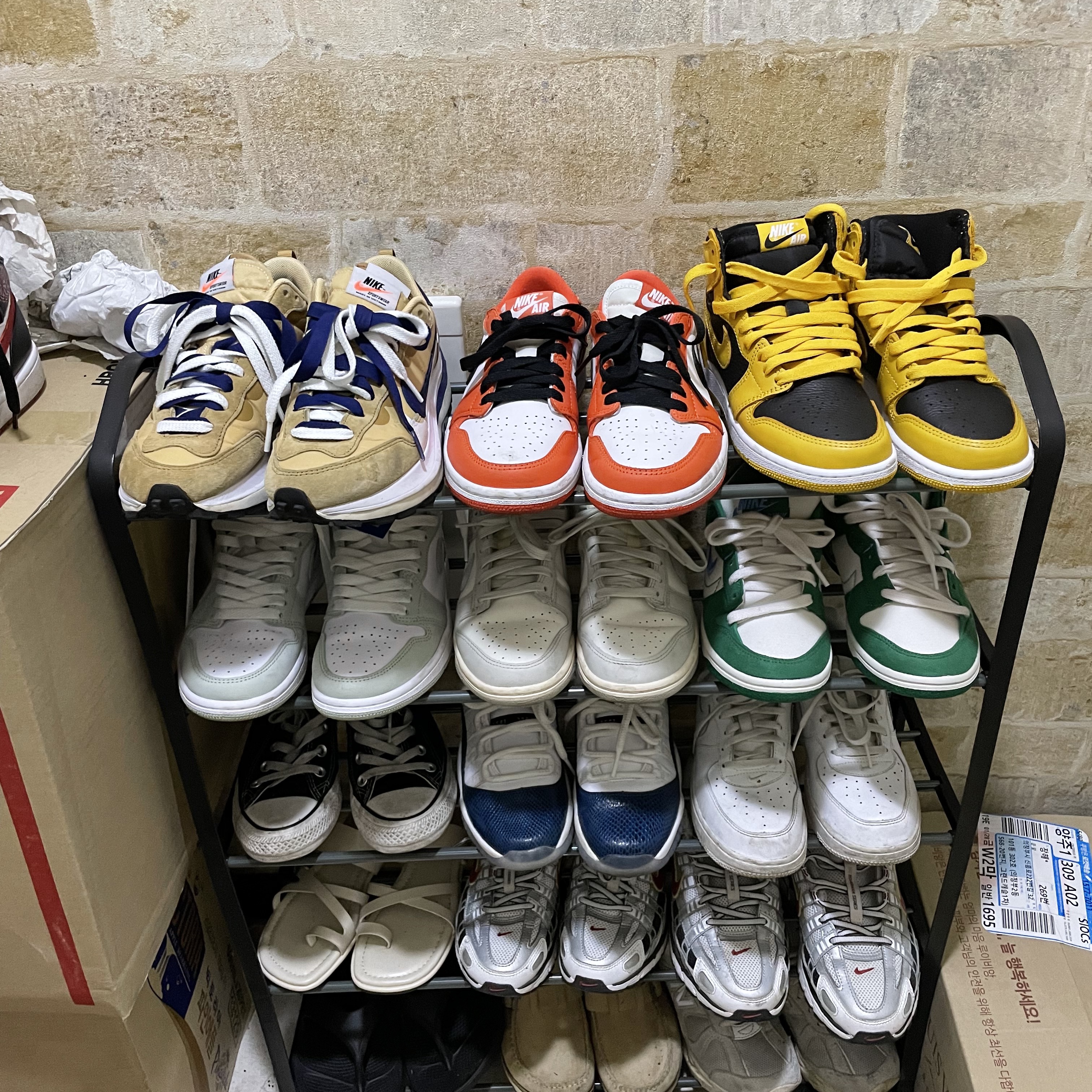 Nike x Sacai VaporWaffle Sesame and Blue Void, (GS) Jordan 1 Low OG Starfish 착용 스타일