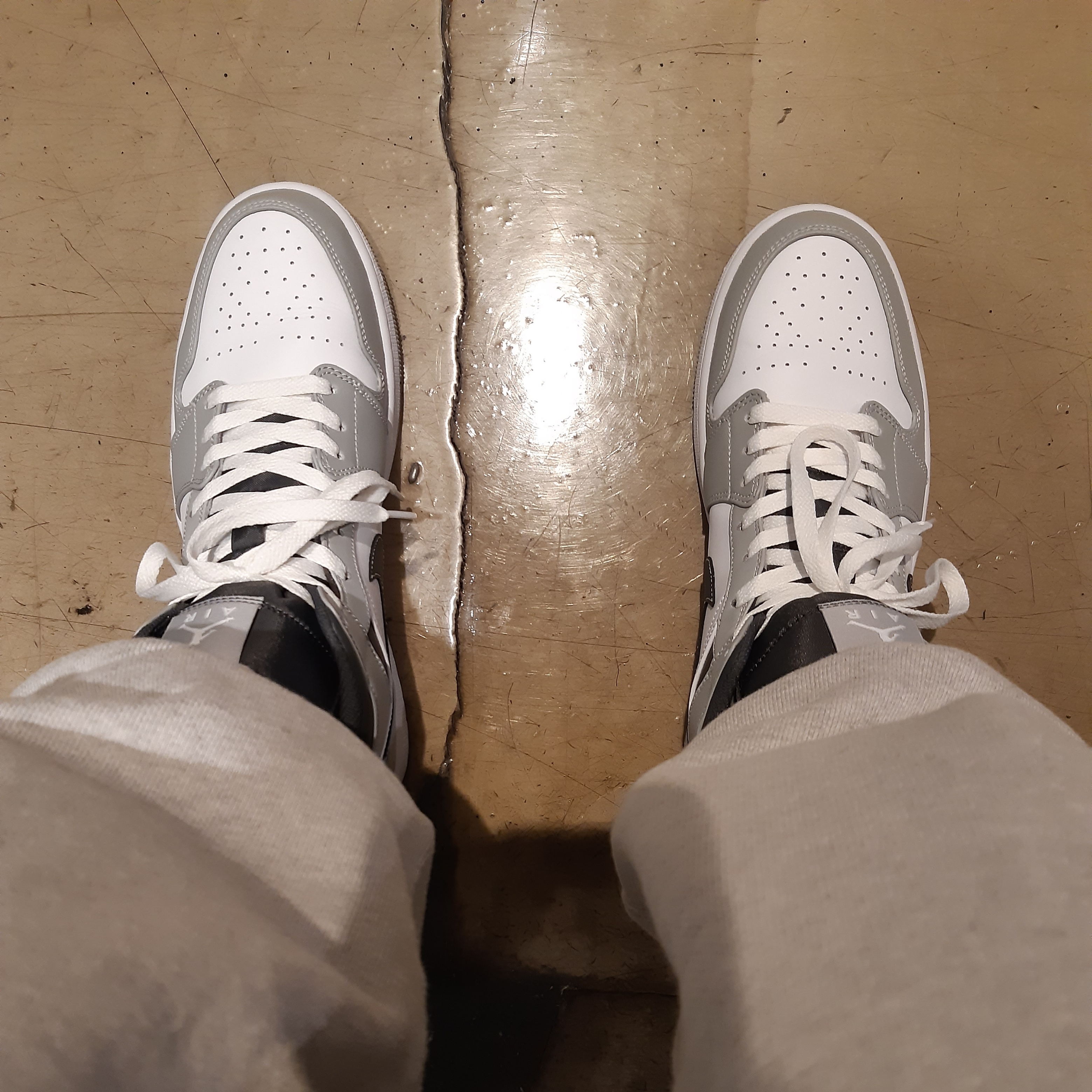 Jordan 1 Mid Light Smoke Grey Anthracite 착용 스타일 - 4