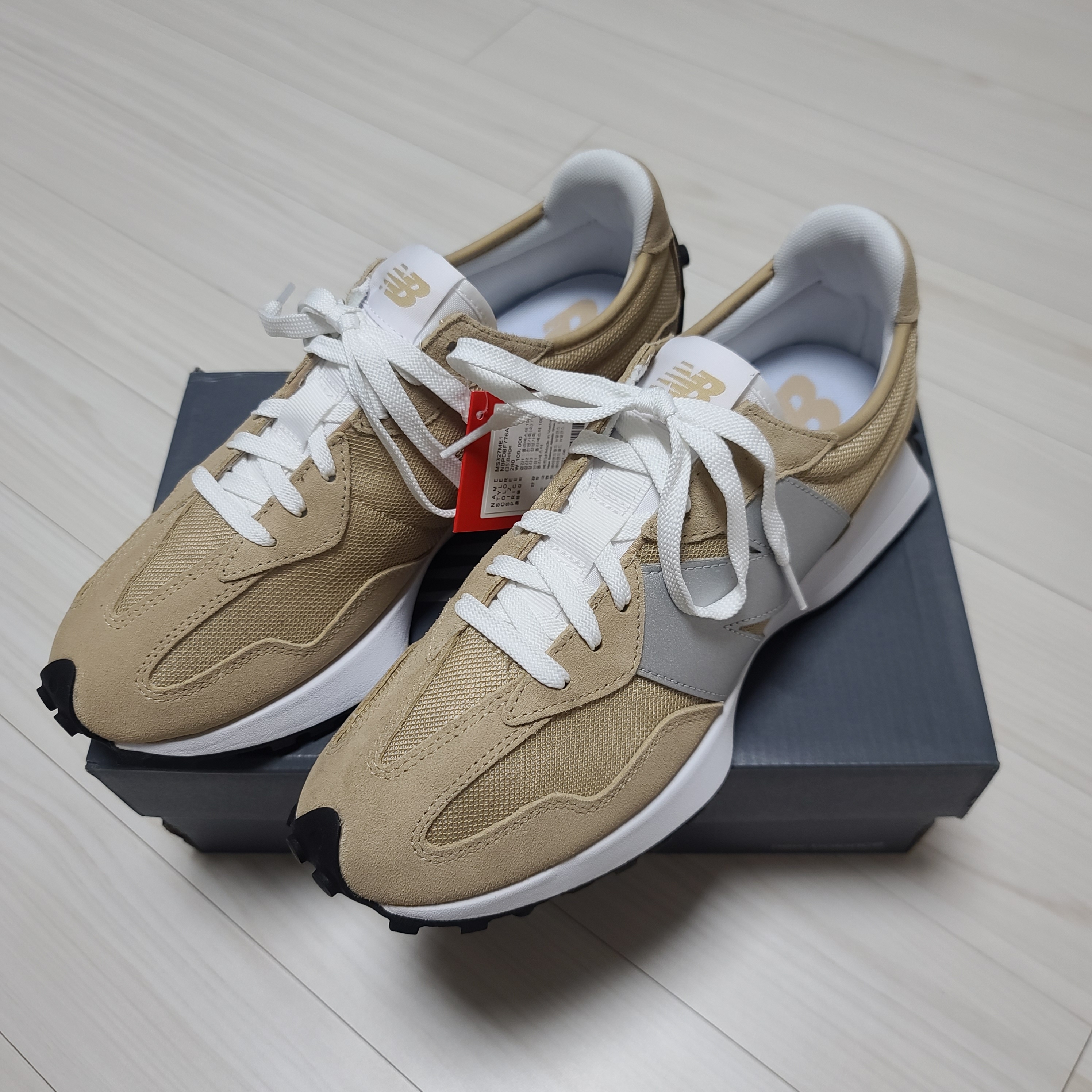 New Balance 327 Incense Metallic Silver 착용 스타일