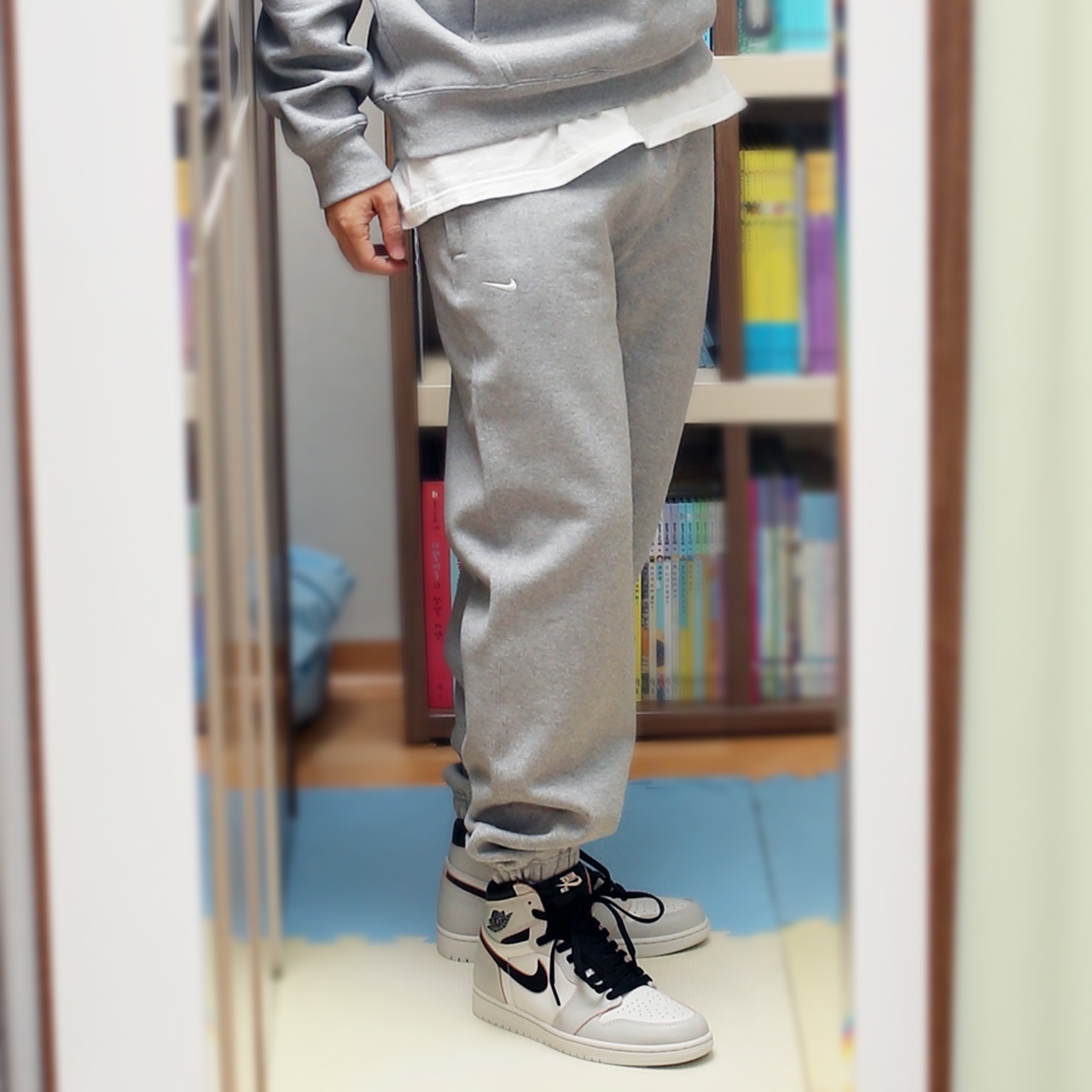 (W) Nike NRG Solo Swoosh Fleece Pants Dark Grey Heather - Asia, Nike NRG Solo Swoosh Fleece Hoodie Dark Grey Heather - Asia 착용 스타일 - 1