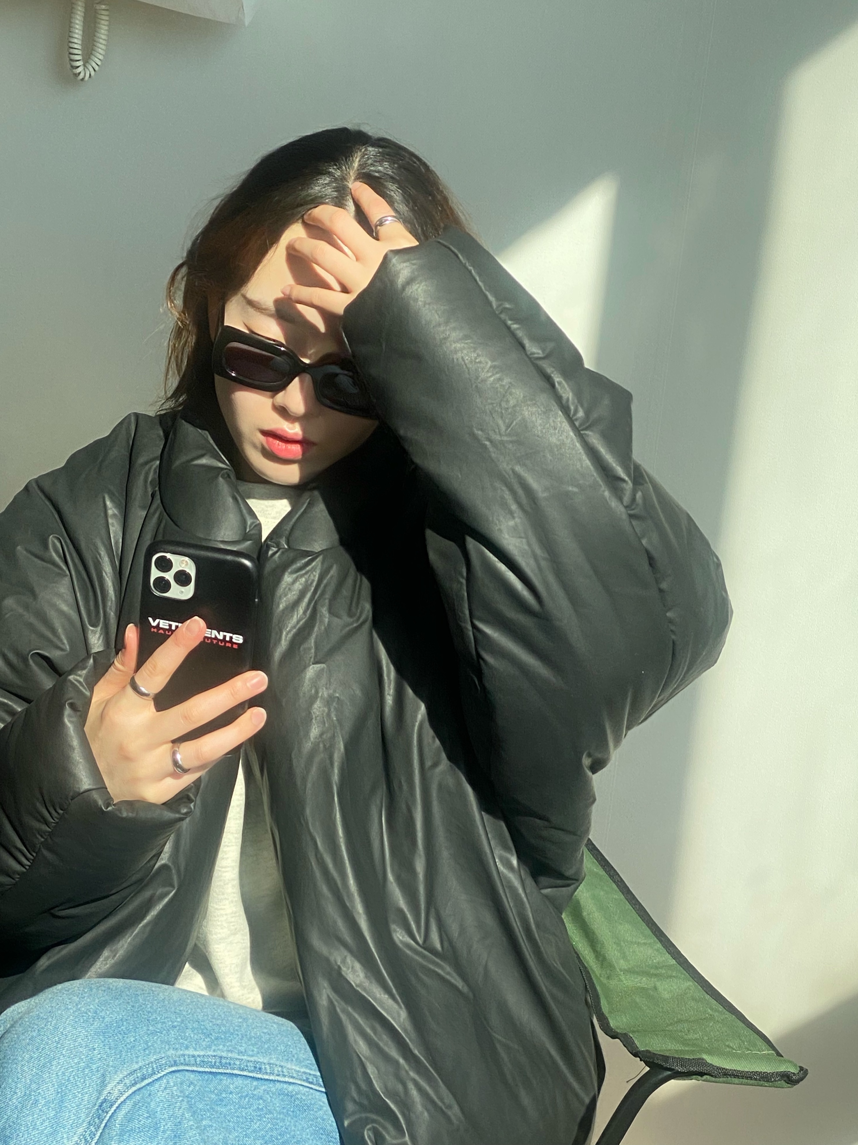 Yeezy Gap Round Jacket Black 착용 스타일 - 1