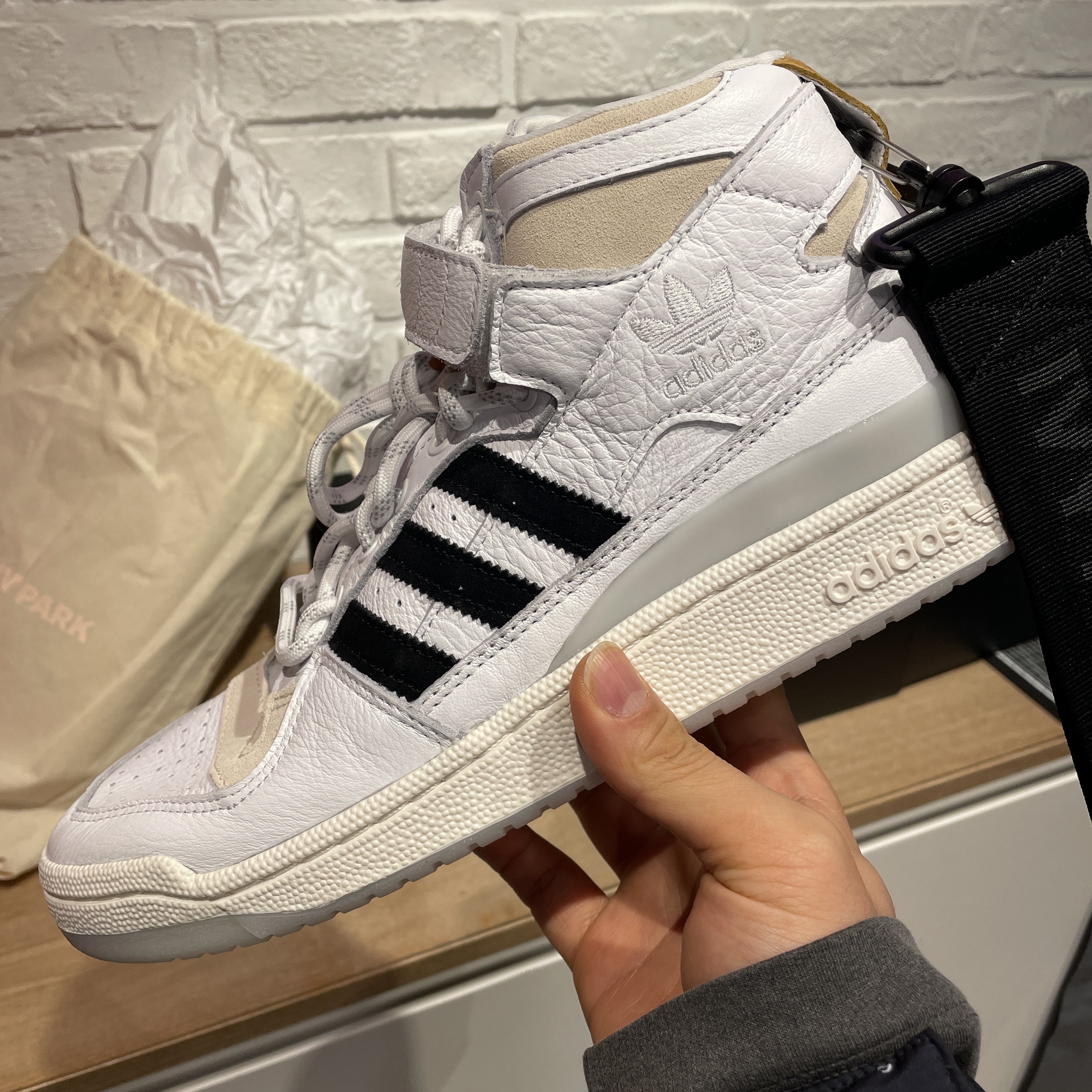 Adidas x Beyonce Ivy Park Forum Mid White Mesa 착용 스타일