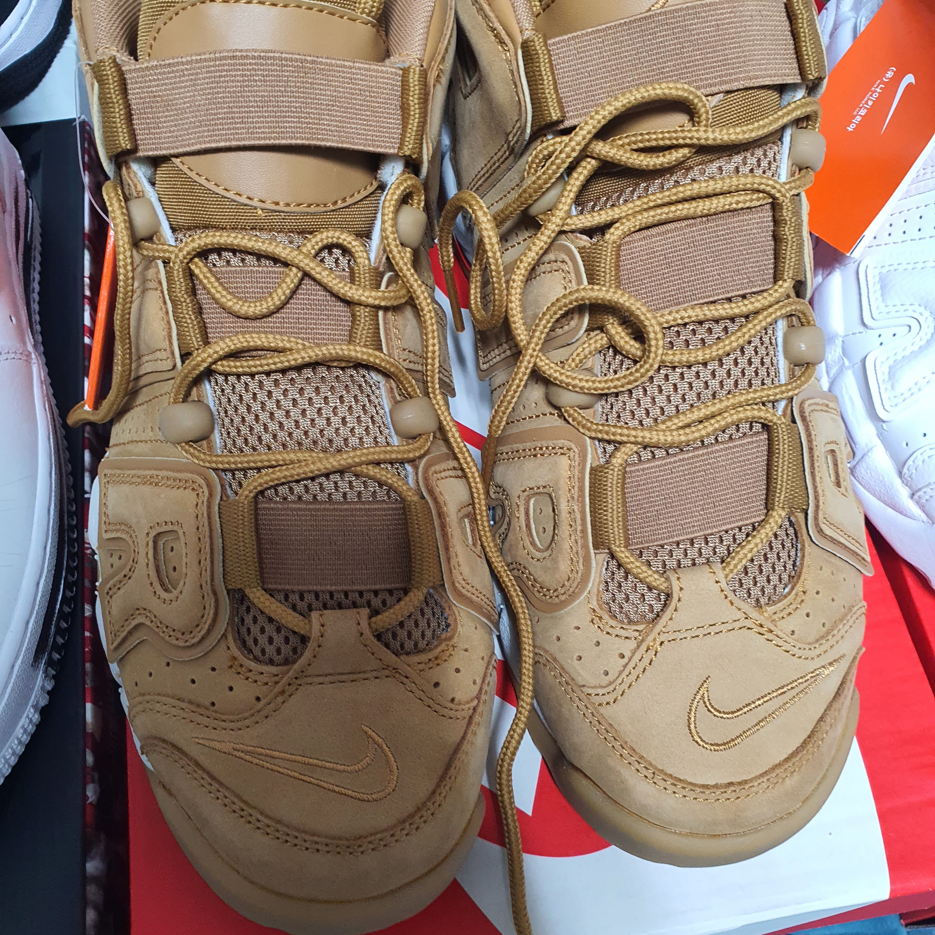 Nike Air More Uptempo Flax 착용 스타일
