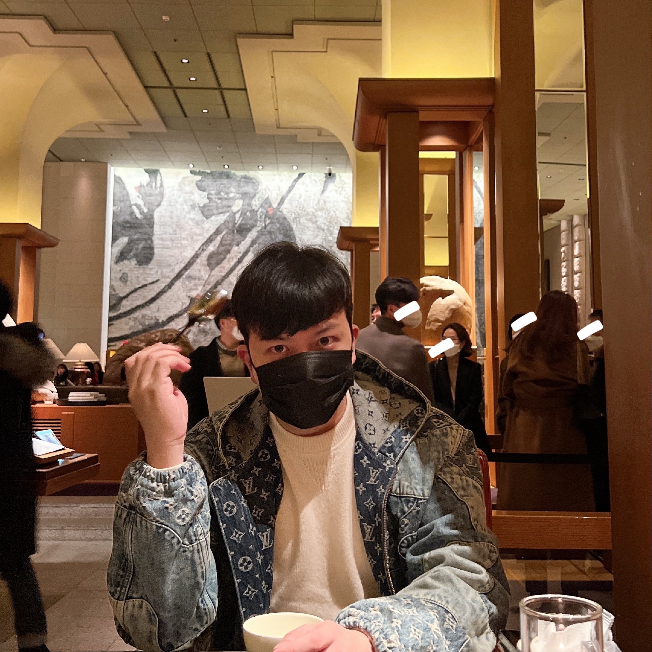 Louis Vuitton x Nigo Monogram Patchwork Denim Hoodie Indigo 착용 스타일