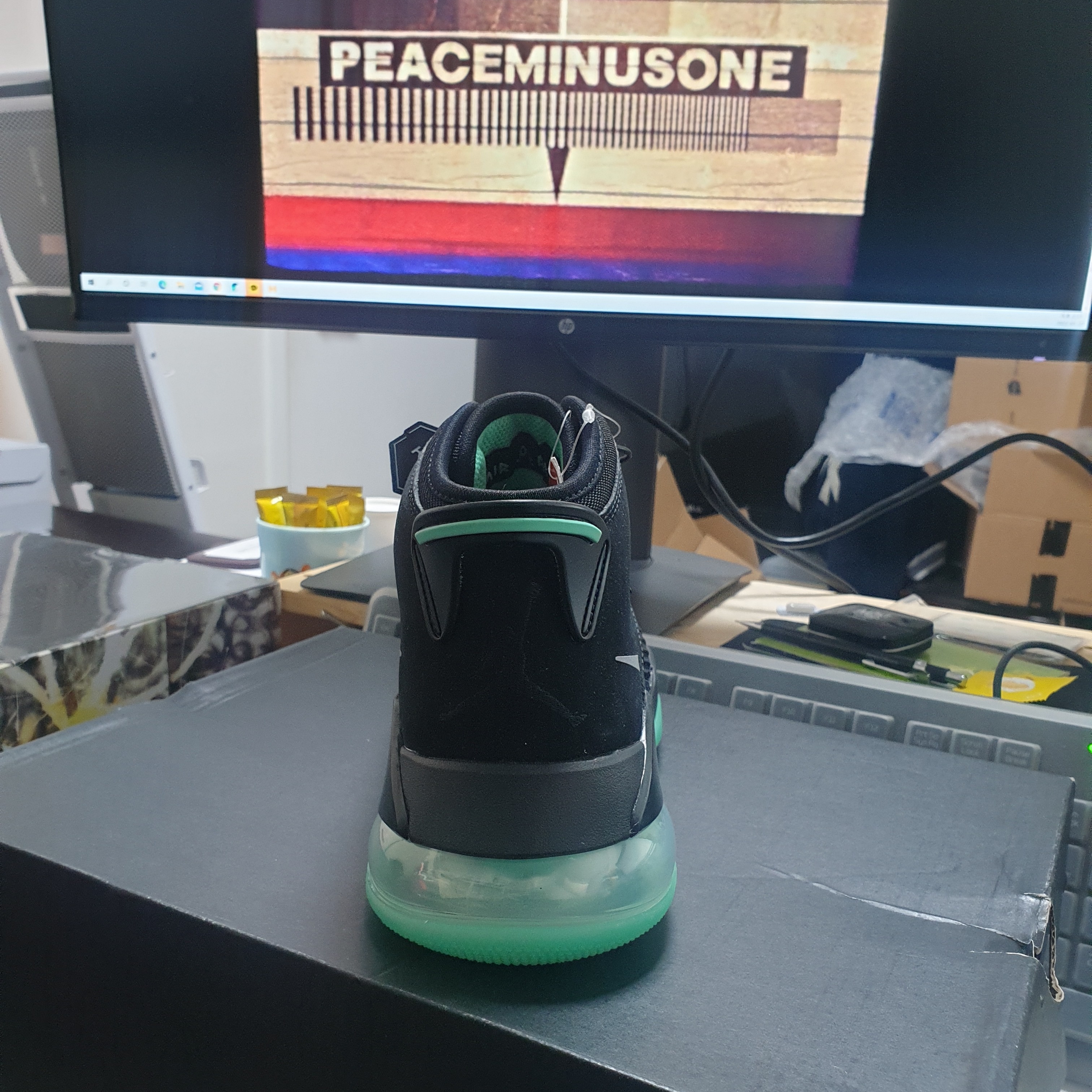 Jordan Mars 270 Black Green Glow 착용 스타일 - 4