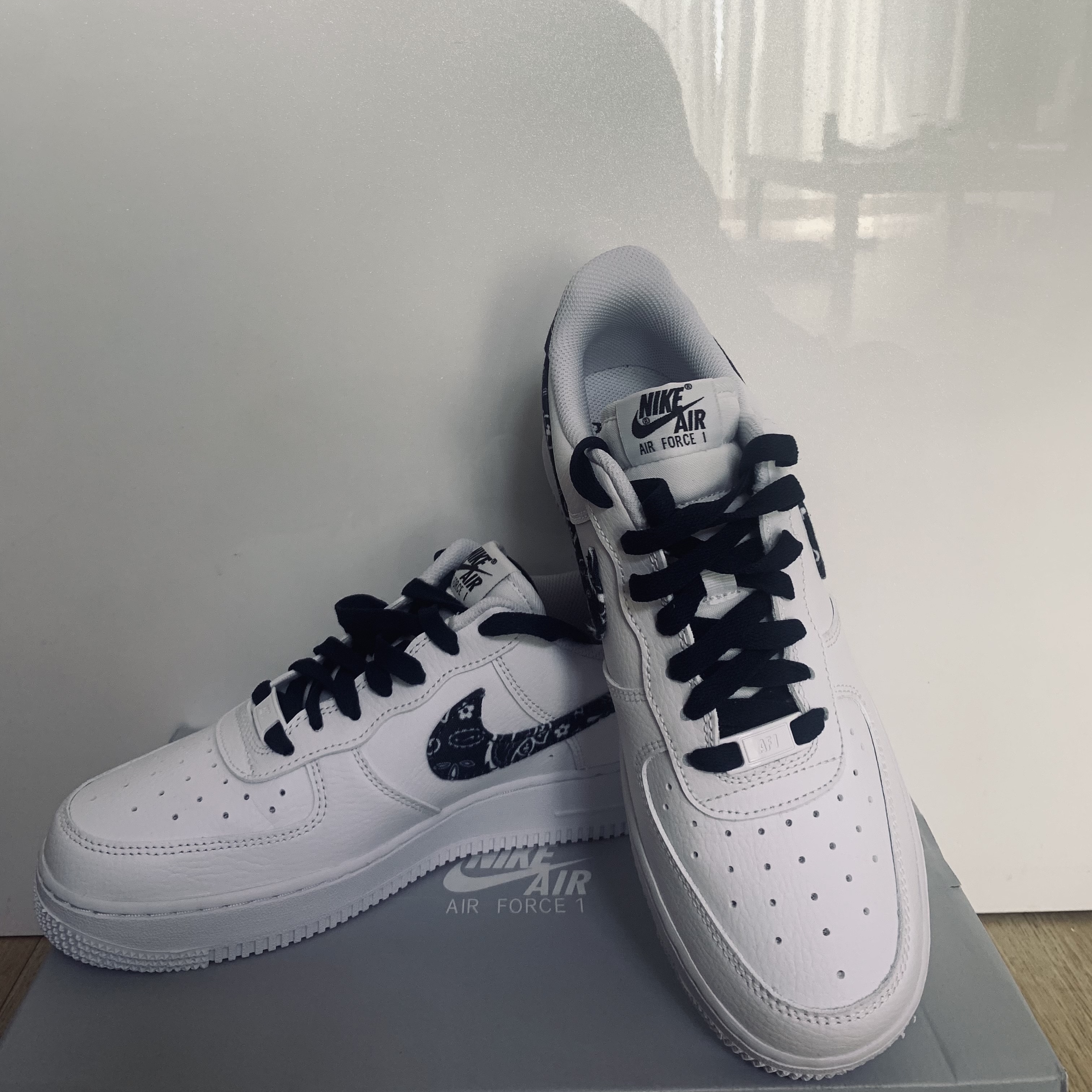 (W) Nike Air Force 1 '07 Essential Paisley Swoosh White Black 착용 스타일