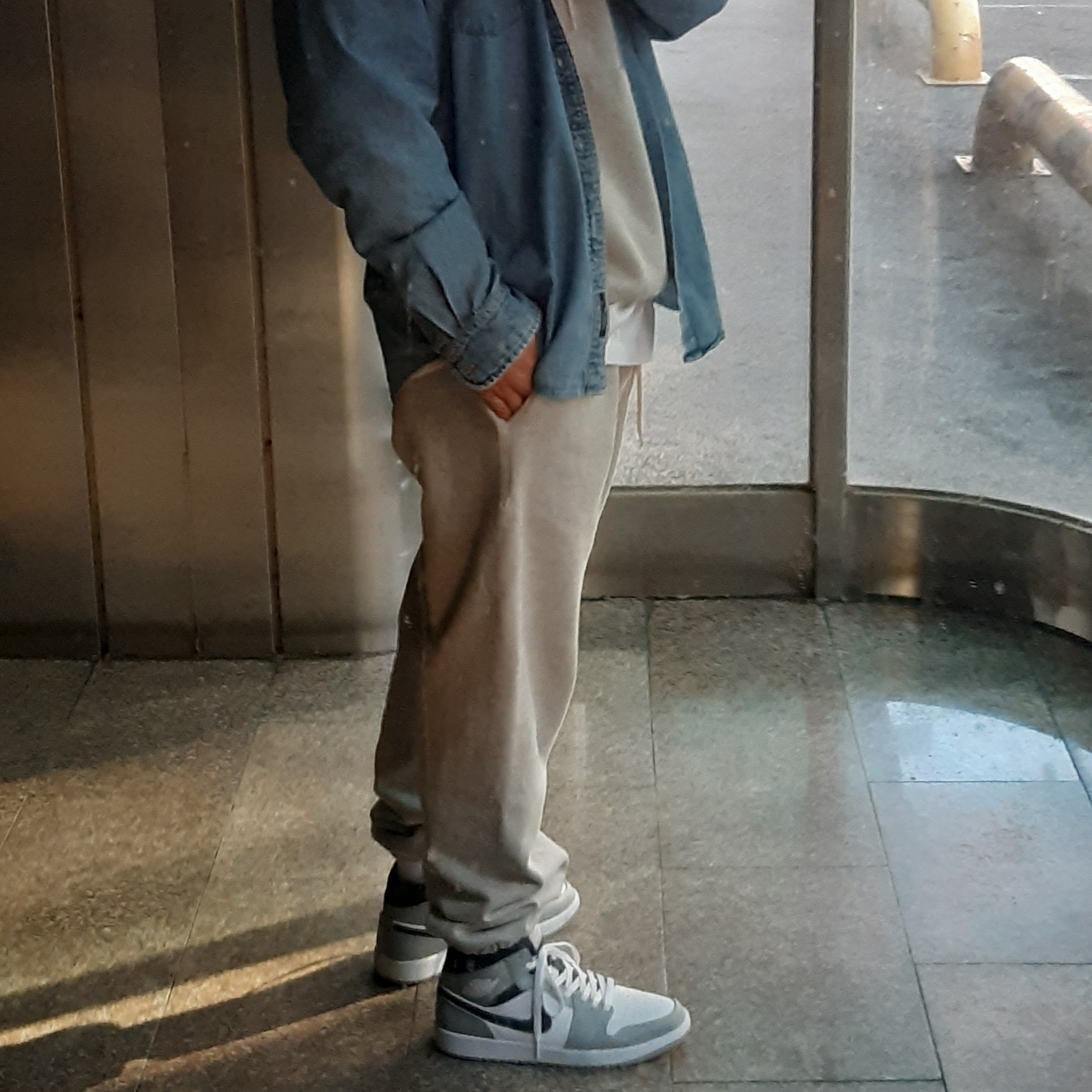 Jordan 1 Mid Light Smoke Grey Anthracite 착용 스타일 - 1
