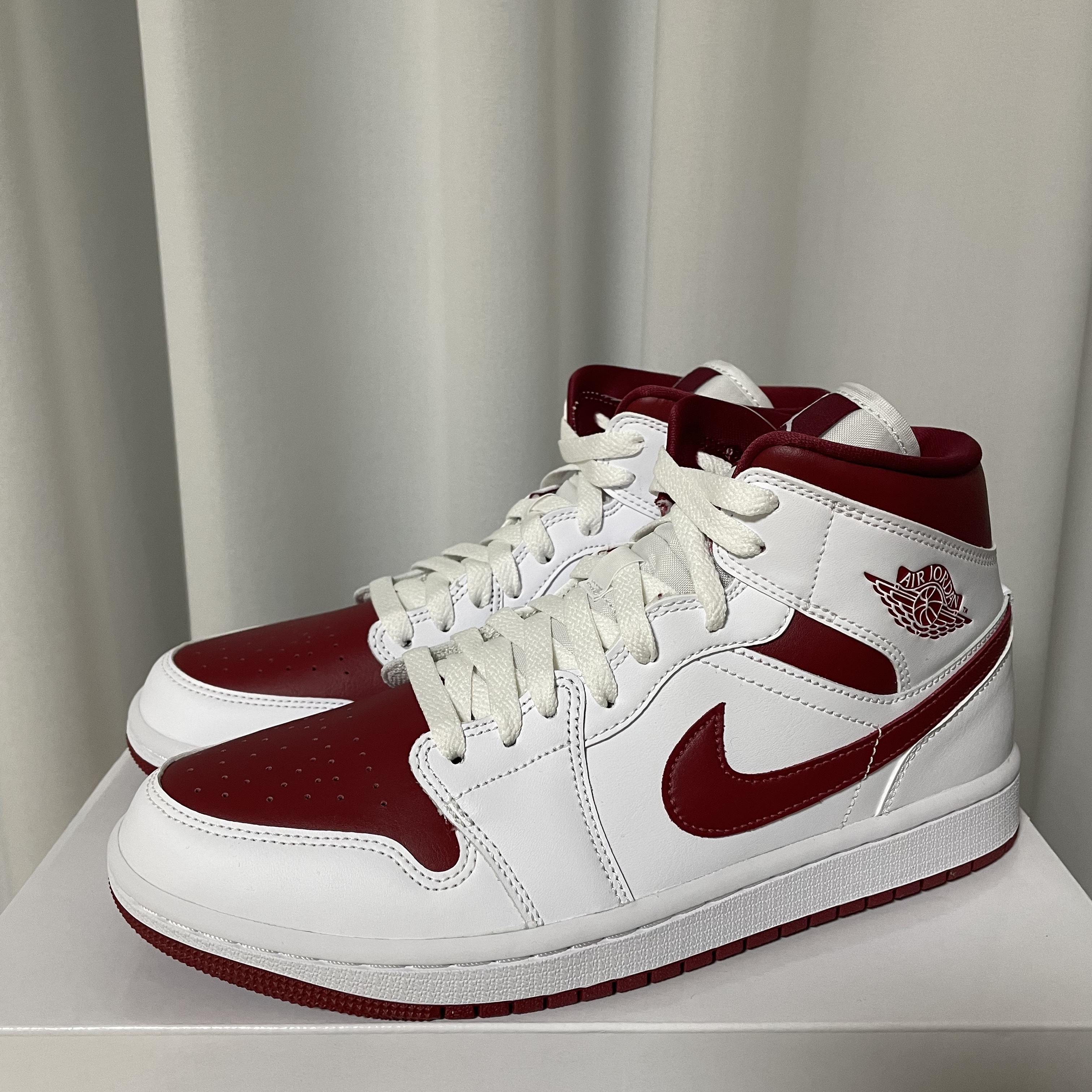 (W) Jordan 1 Mid Championship Red 착용 스타일