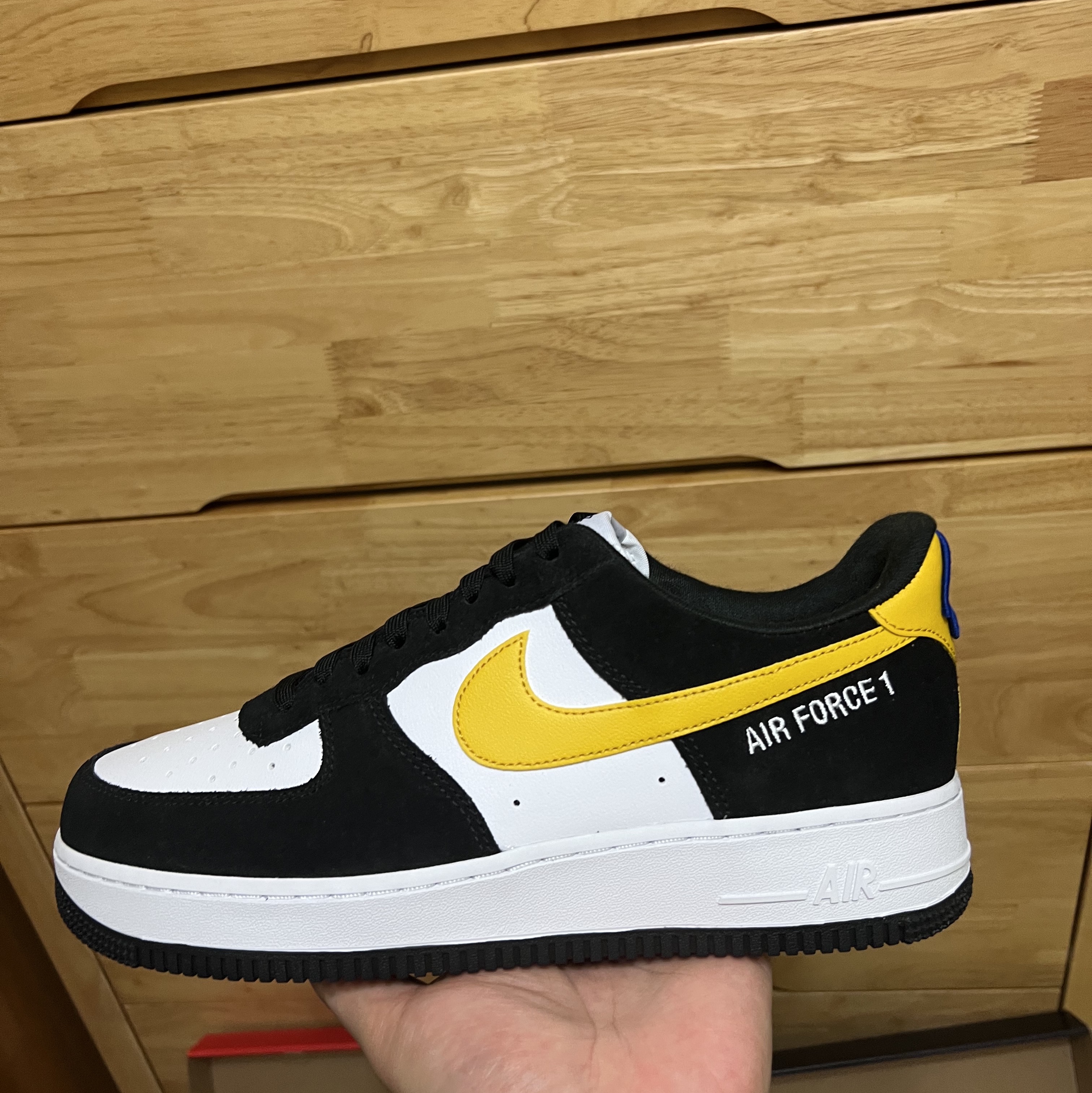Nike Air Force 1 '07 LV8 Athletic Club Black Dark Sulfur, Nike Dunk Low Retro Black 착용 스타일 - 1