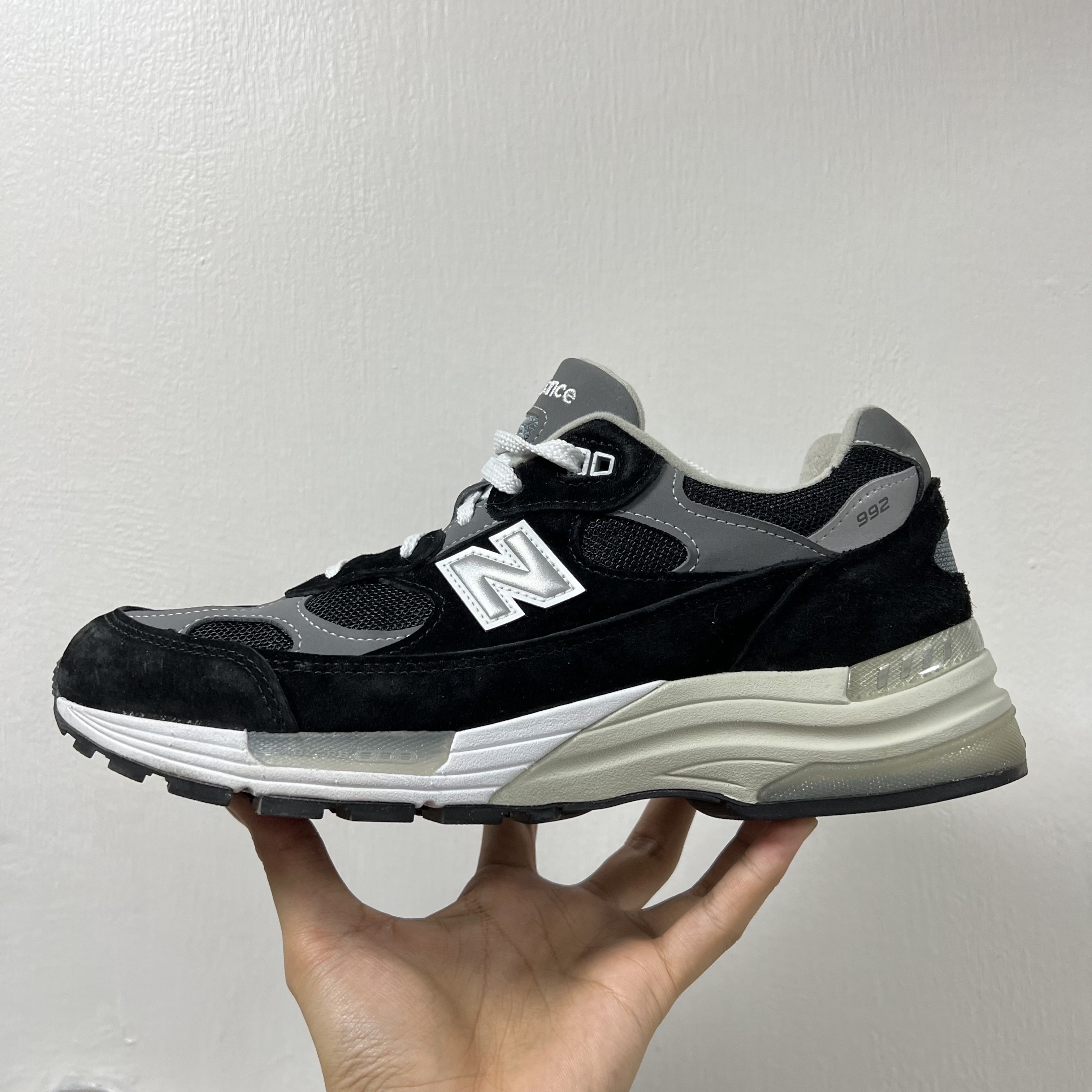 New Balance 992 Made in USA Black Grey 착용 스타일