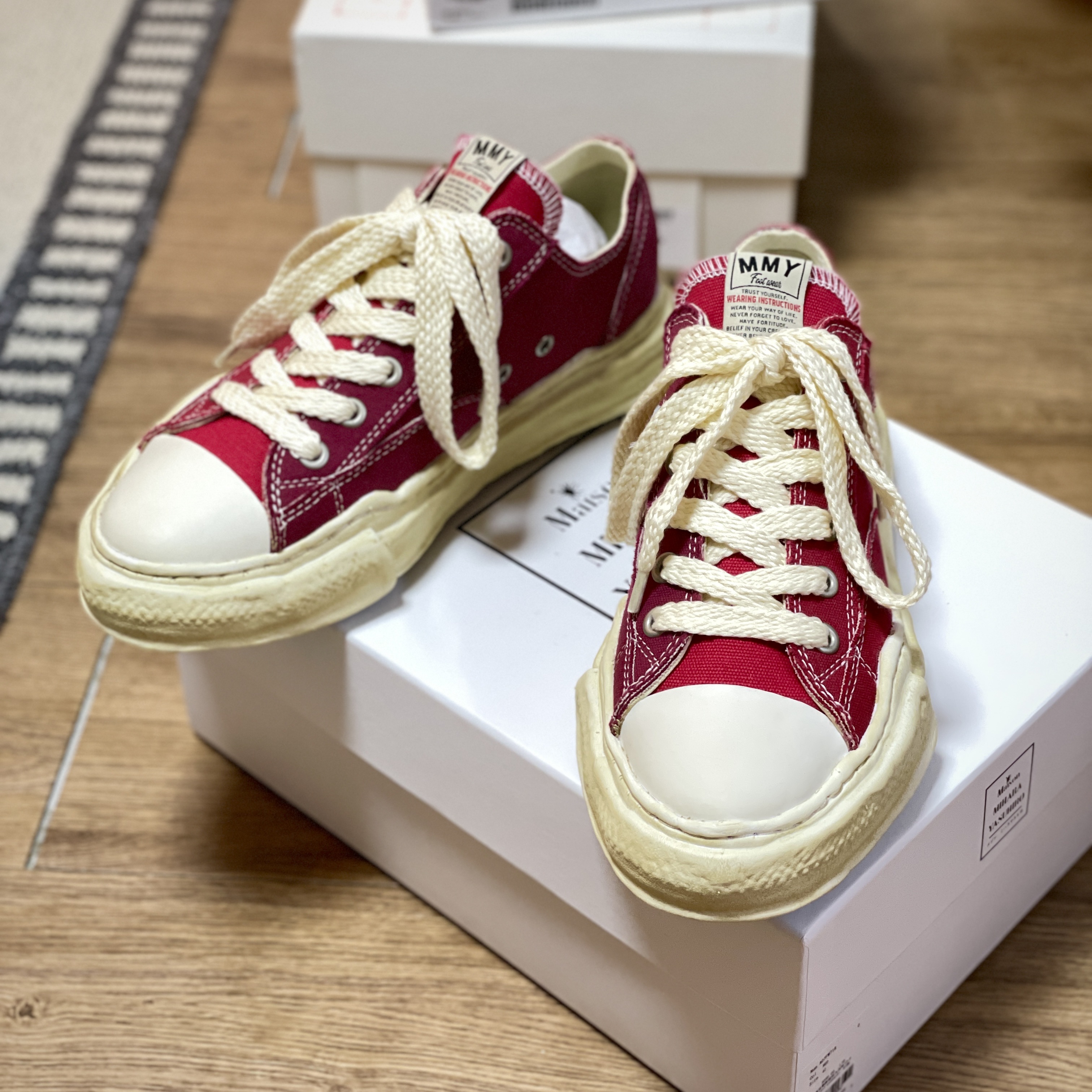 Maison Mihara Yasuhiro Peterson OG Sole OD Canvas Low-top Sneakers Red, Maison Mihara Yasuhiro x Nigel Cabourn Low Cut Sneakers Army Green 착용 스타일 - 3