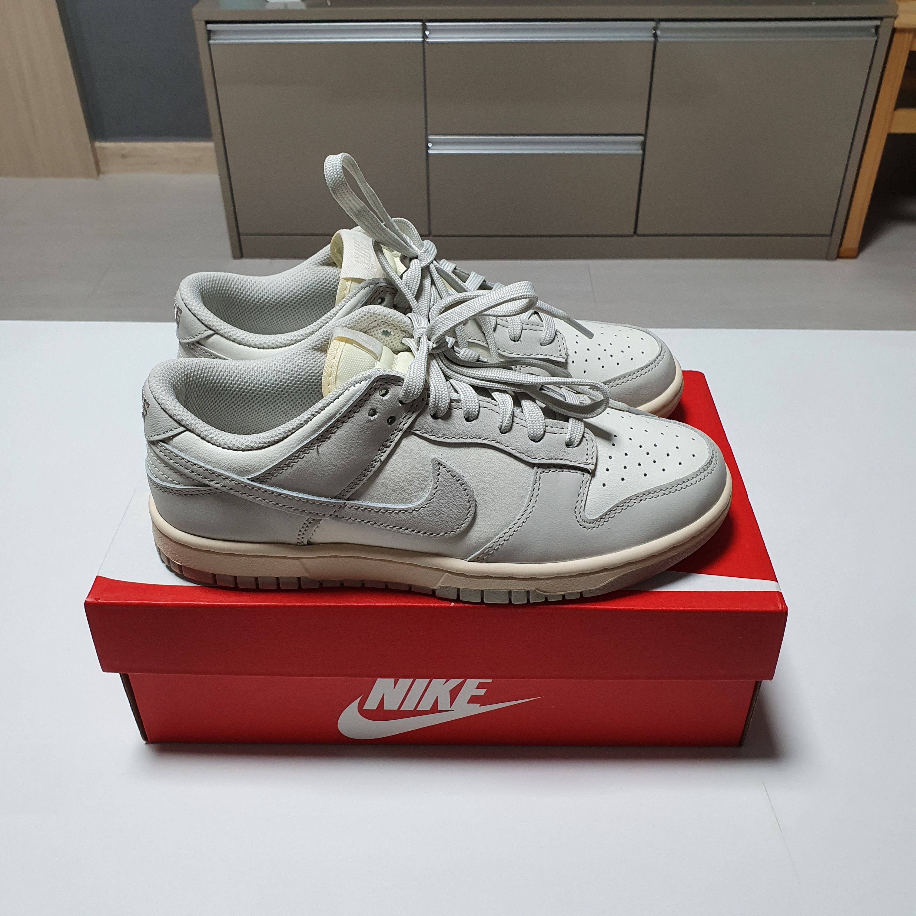 (W) Nike Dunk Low Light Bone 착용 스타일 - 1