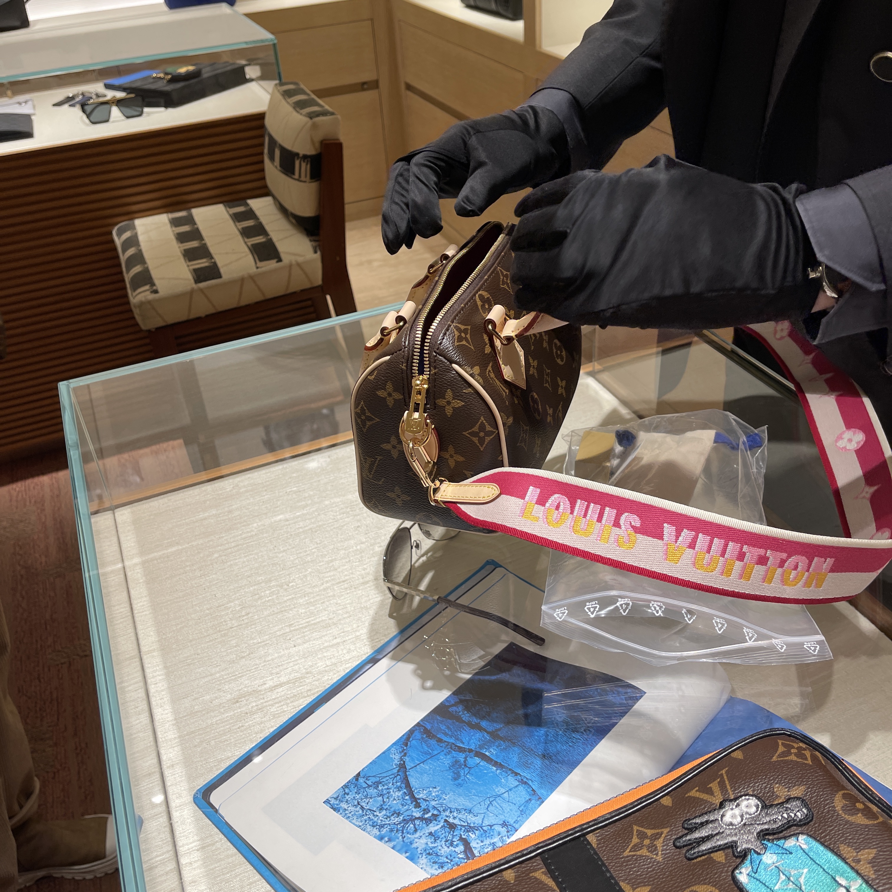 Louis Vuitton Speedy Bandouliere 20 Monogram Fuchsia 착용 스타일