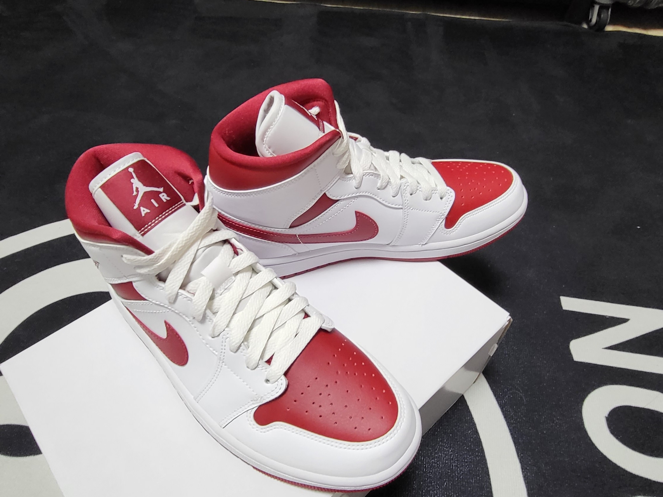 (W) Jordan 1 Mid Championship Red 착용 스타일 - 2