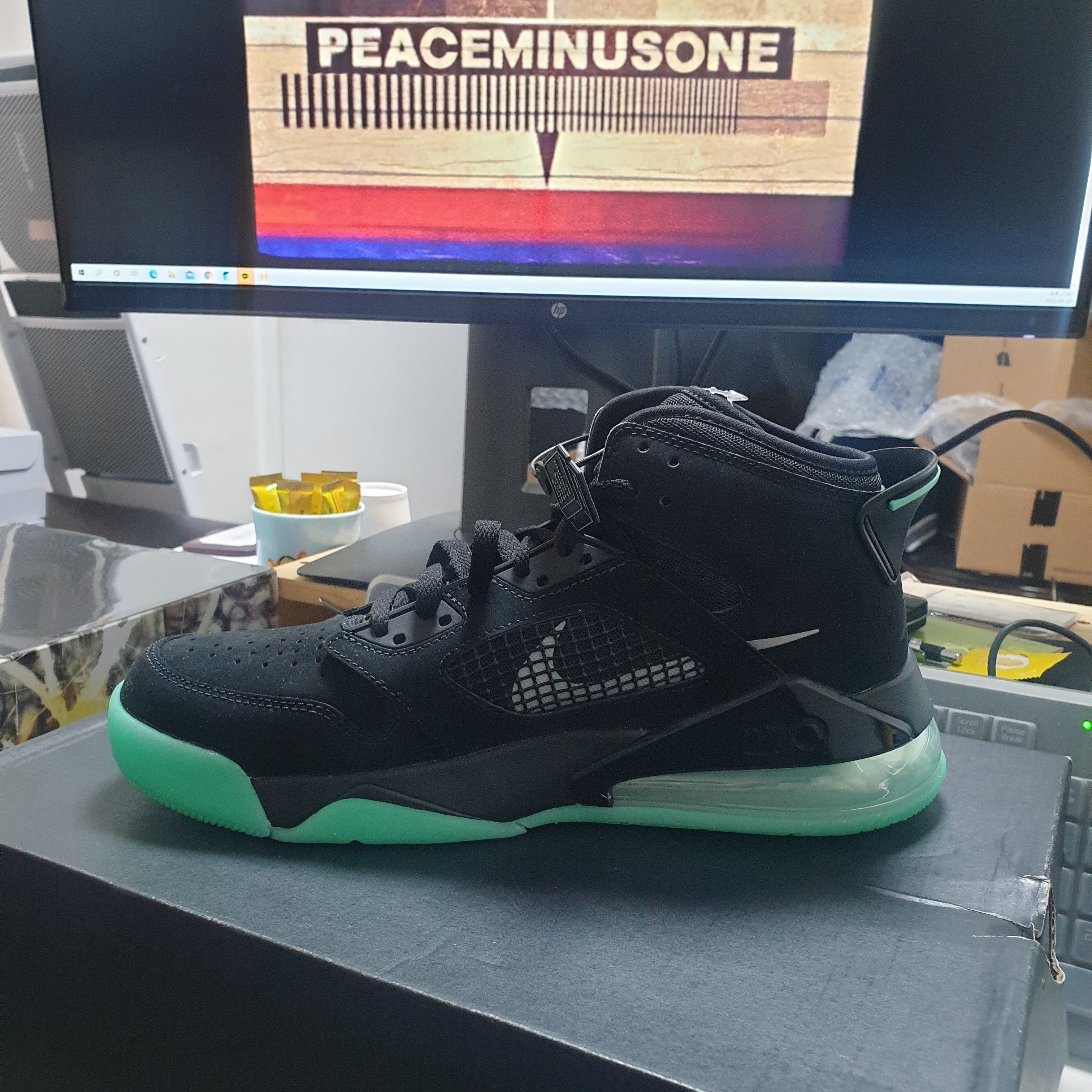 Jordan Mars 270 Black Green Glow 착용 스타일 - 2