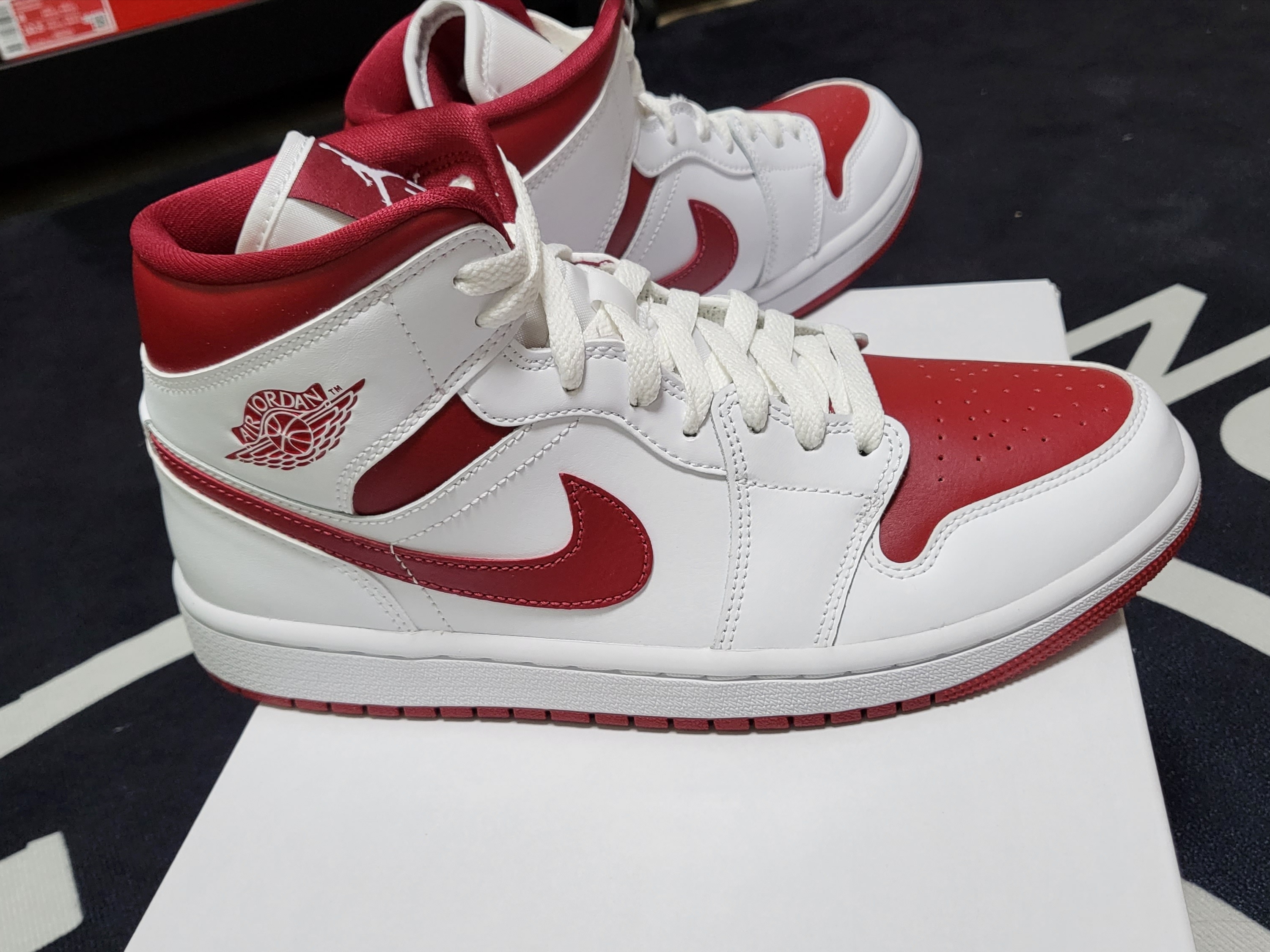 (W) Jordan 1 Mid Championship Red 착용 스타일 - 1