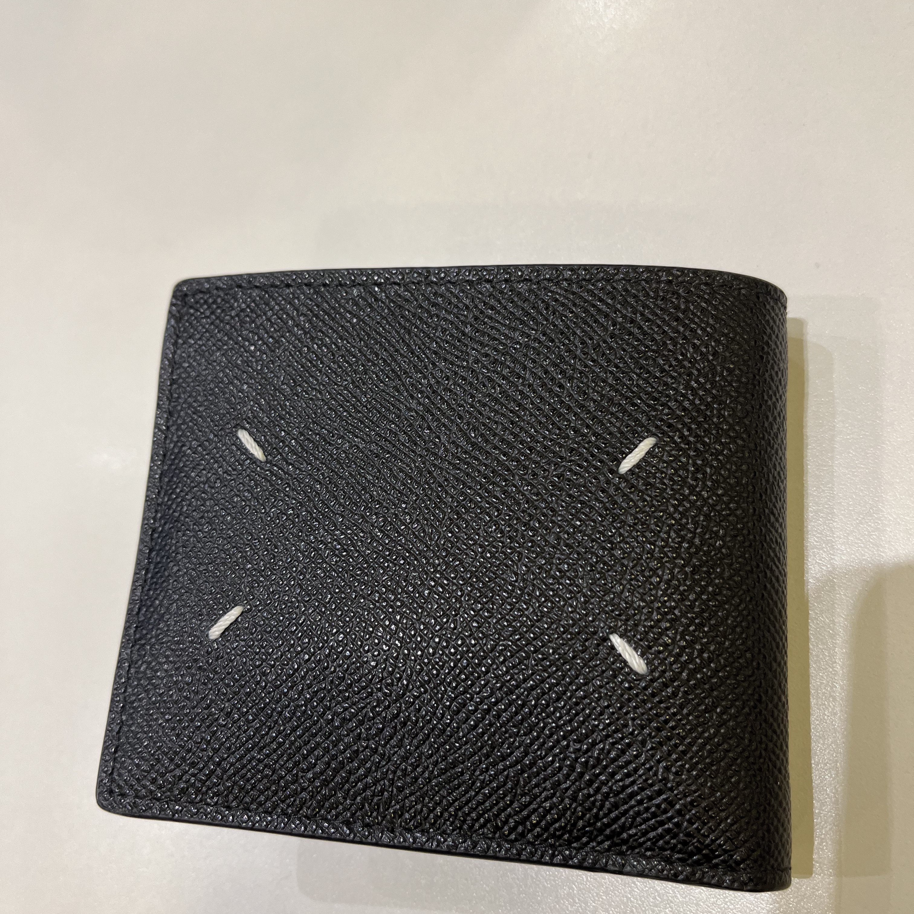 Maison Margiela Grainy Leather Bi-Fold Wallet Black 착용 스타일