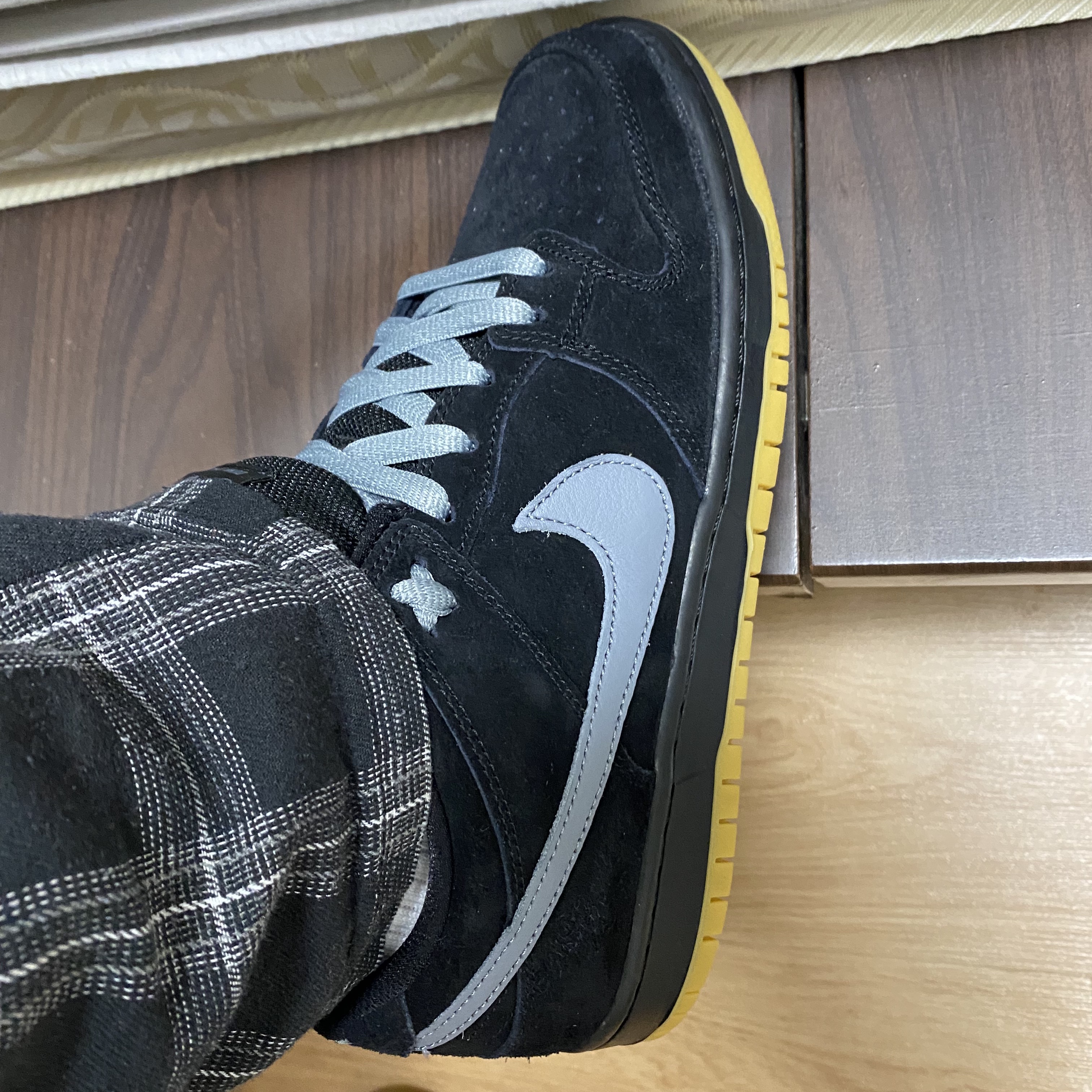 Nike SB Dunk Low Pro Black Cool Grey 착용 스타일 - 2