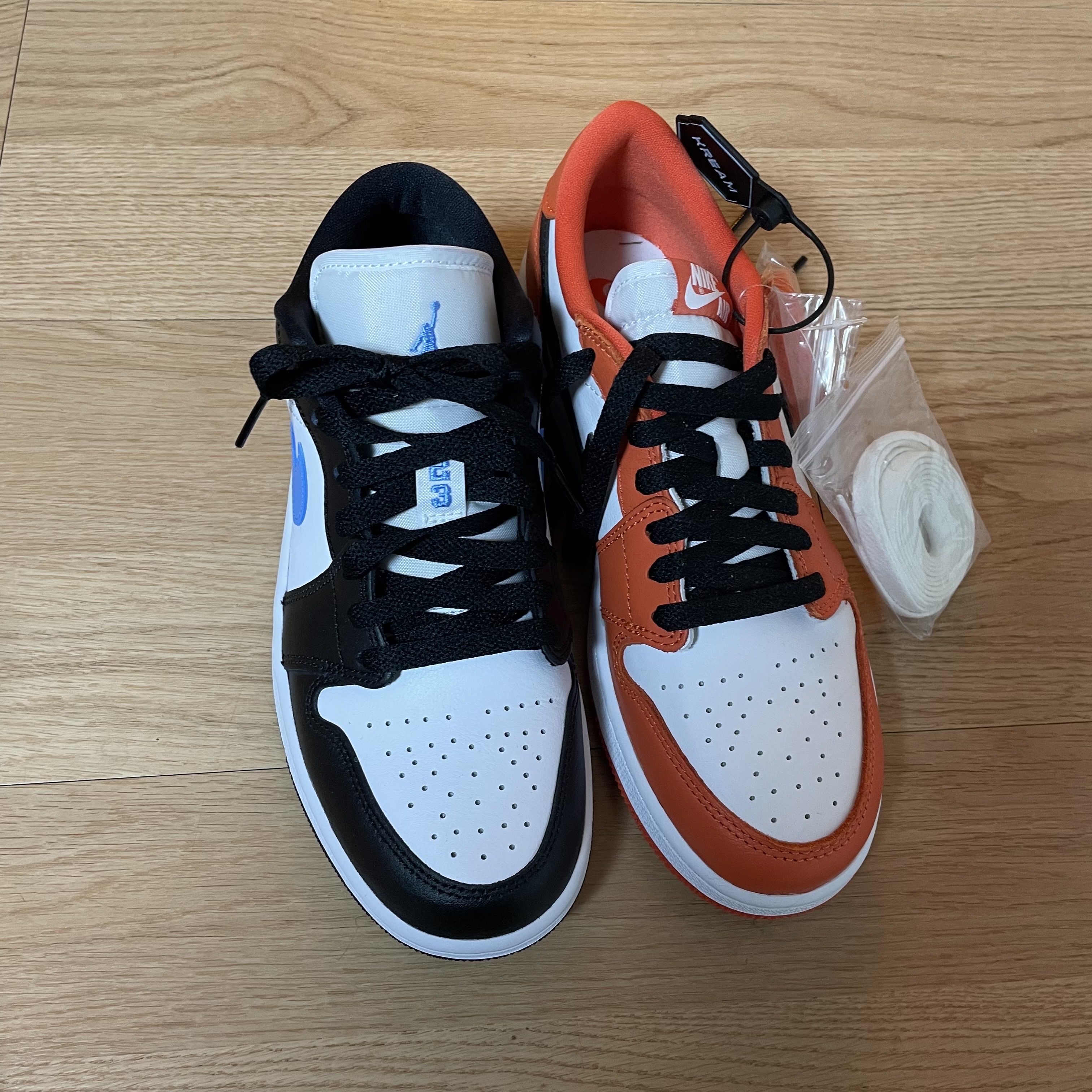 (GS) Jordan 1 Low OG Starfish, (W) Jordan 1 Low Black University Blue 착용 스타일