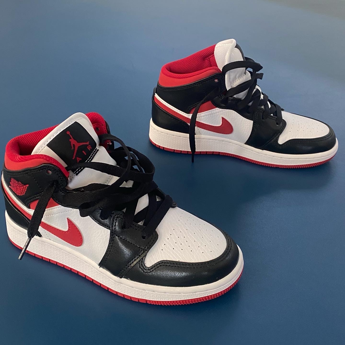 (GS) Jordan 1 Mid Gym Red Black White, Jordan 1 Mid Gym Red Black White 착용 스타일 - 2