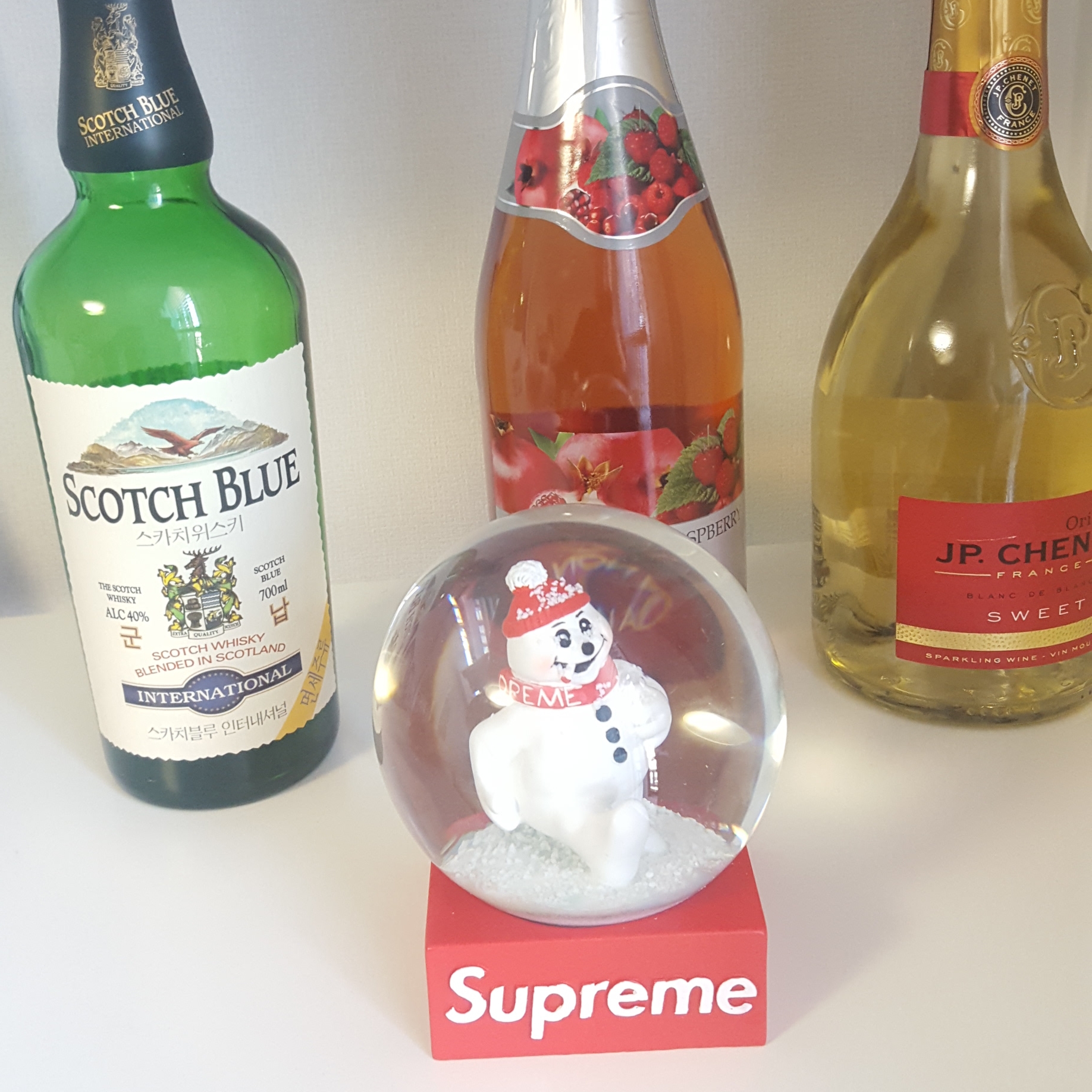 Supreme Snowman Snowglobe Red 착용 스타일