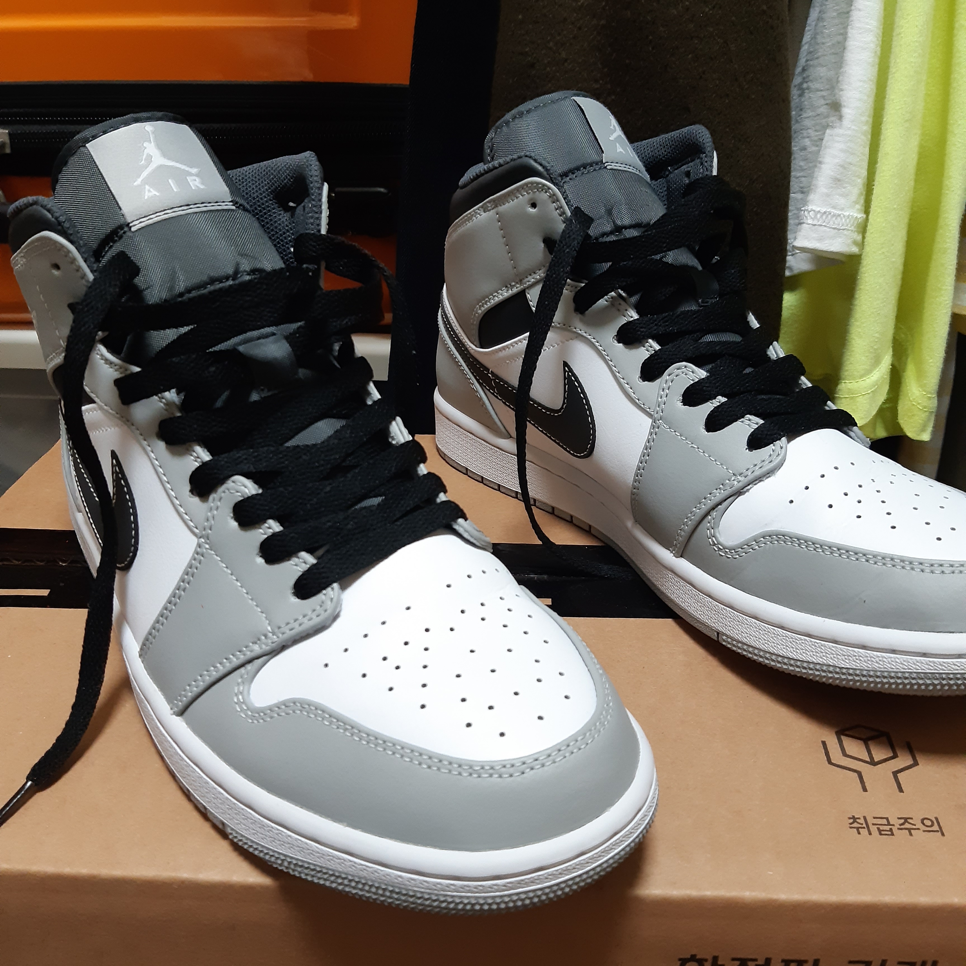 Jordan 1 Mid Light Smoke Grey Anthracite 착용 스타일 - 1