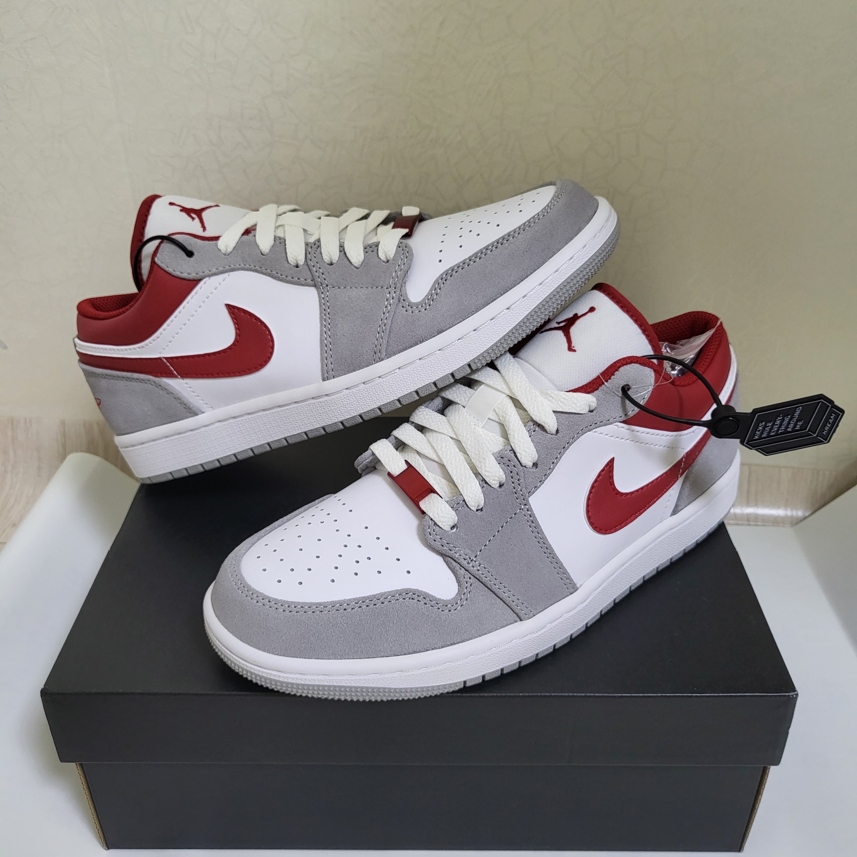 Jordan 1 Low SE Light Smoke Grey Gym Red 착용 스타일 - 2