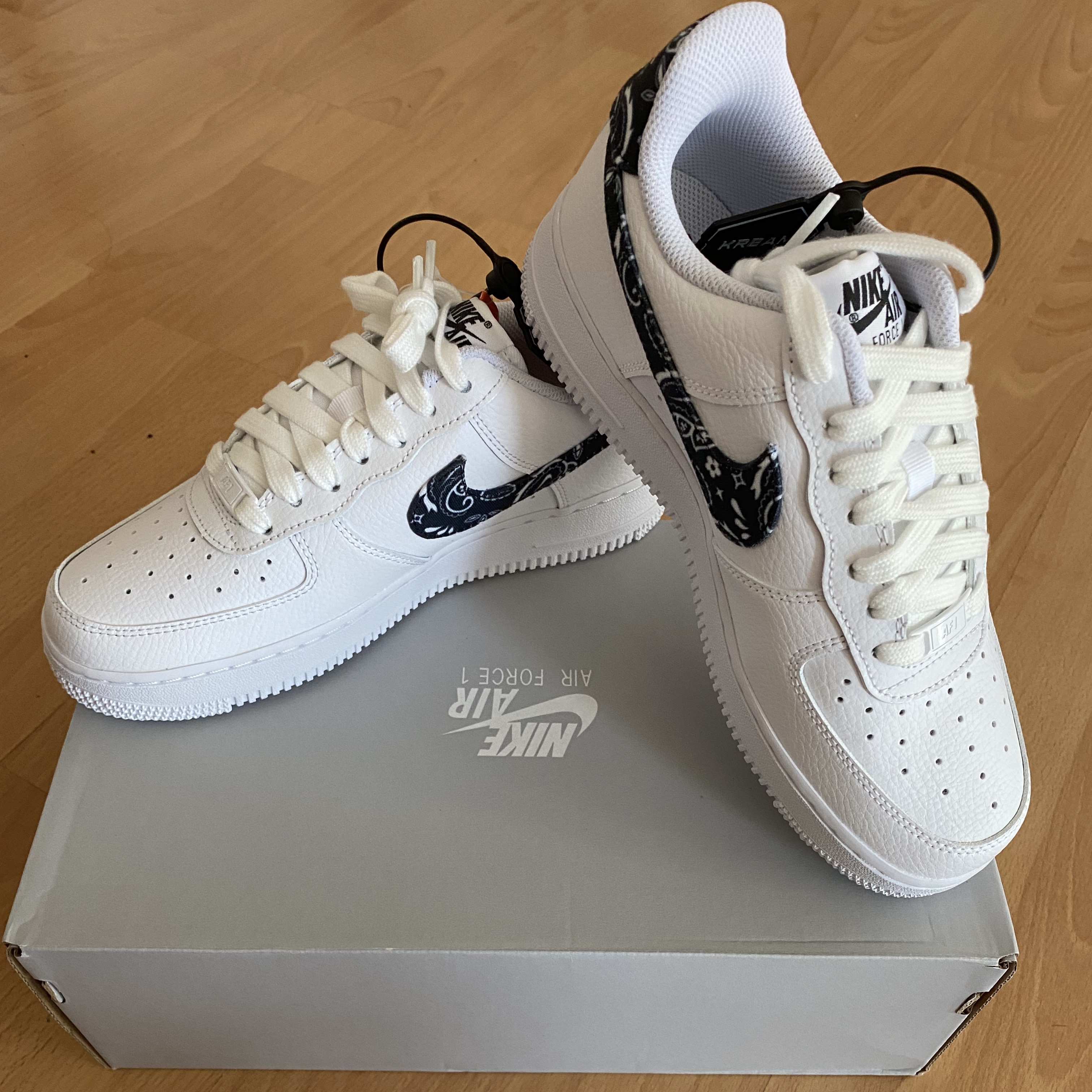 (W) Nike Air Force 1 '07 Essential Paisley Swoosh White Black 착용 스타일 - 2