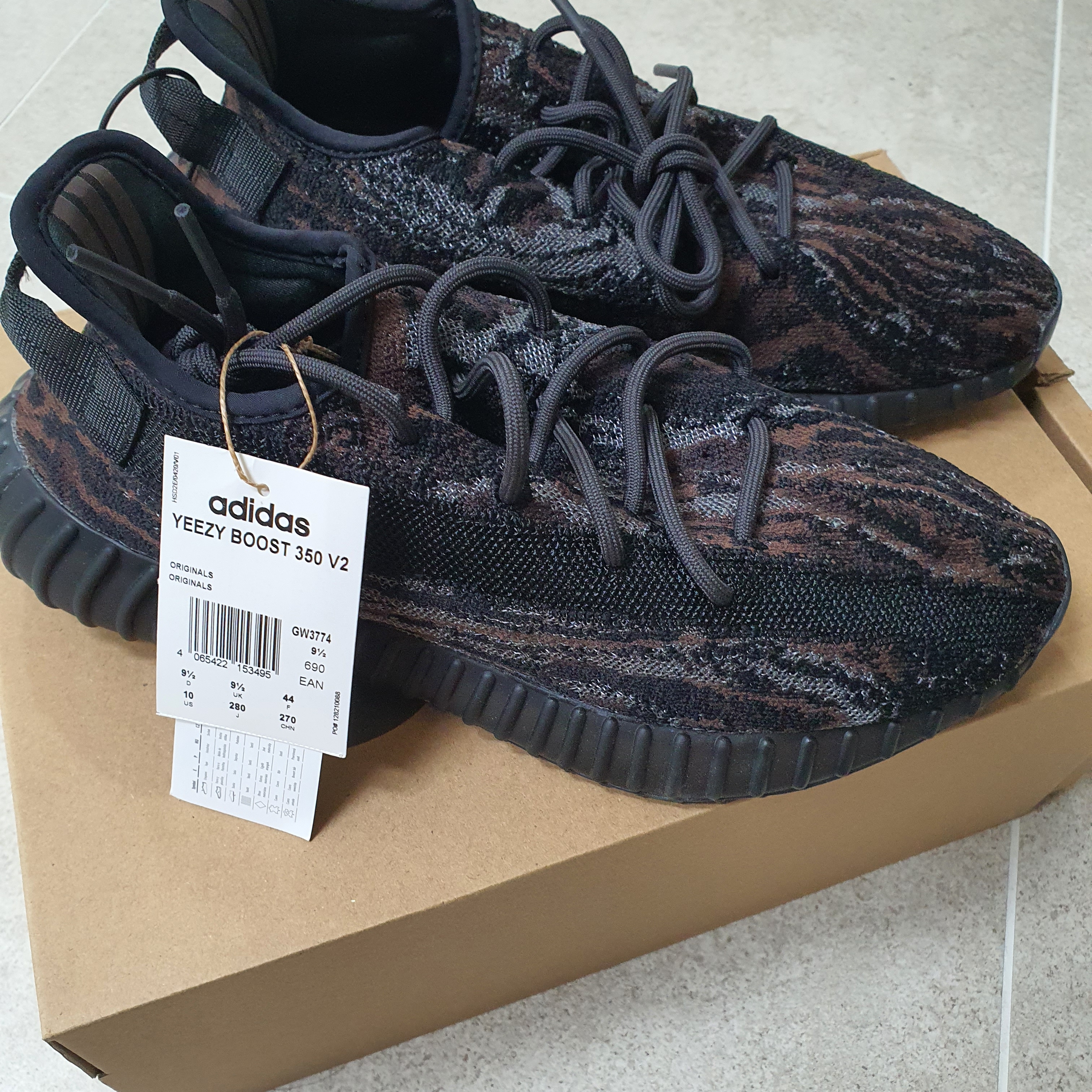 Adidas Yeezy Boost 350 V2 MX Rock 착용 스타일 - 2