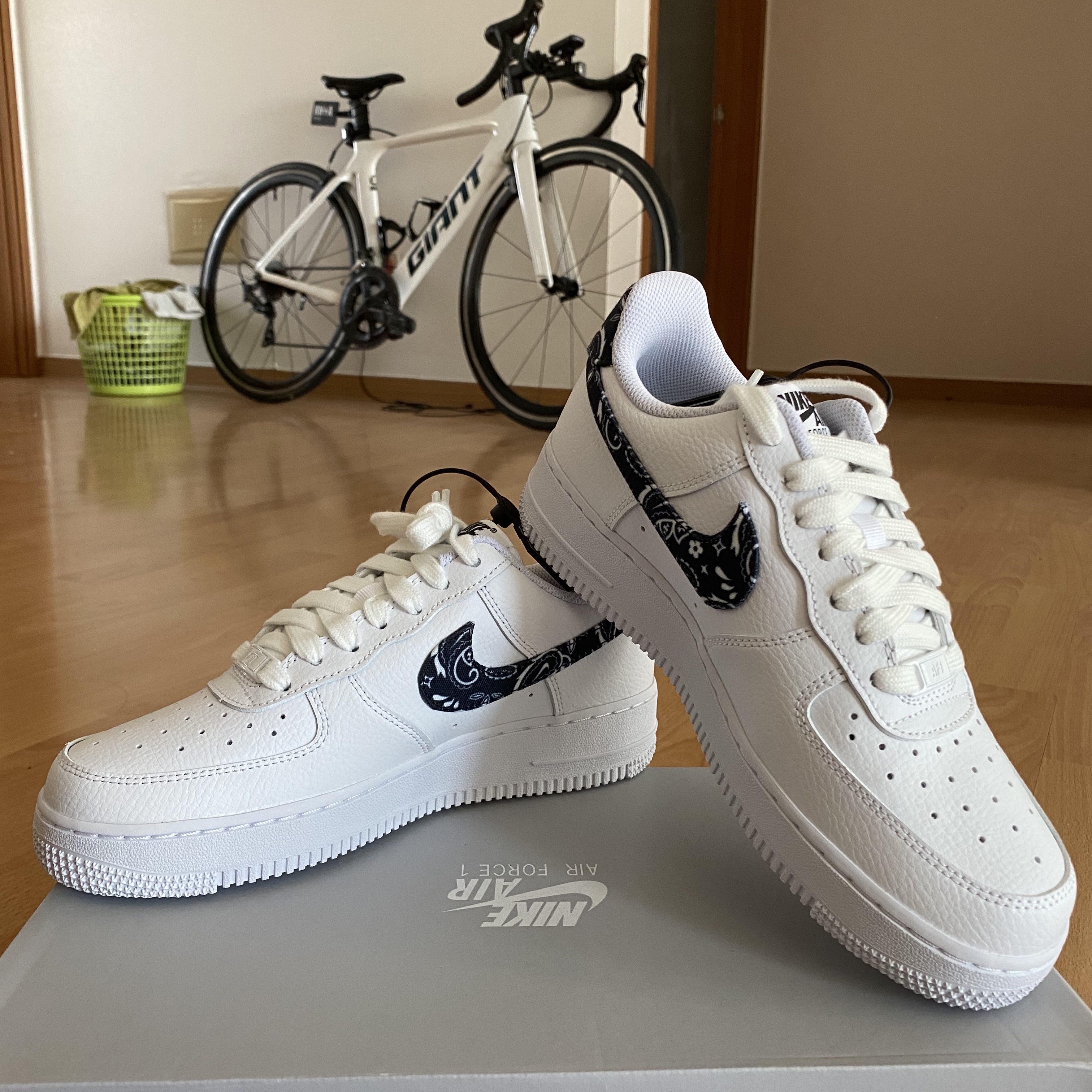 (W) Nike Air Force 1 '07 Essential Paisley Swoosh White Black 착용 스타일 - 1