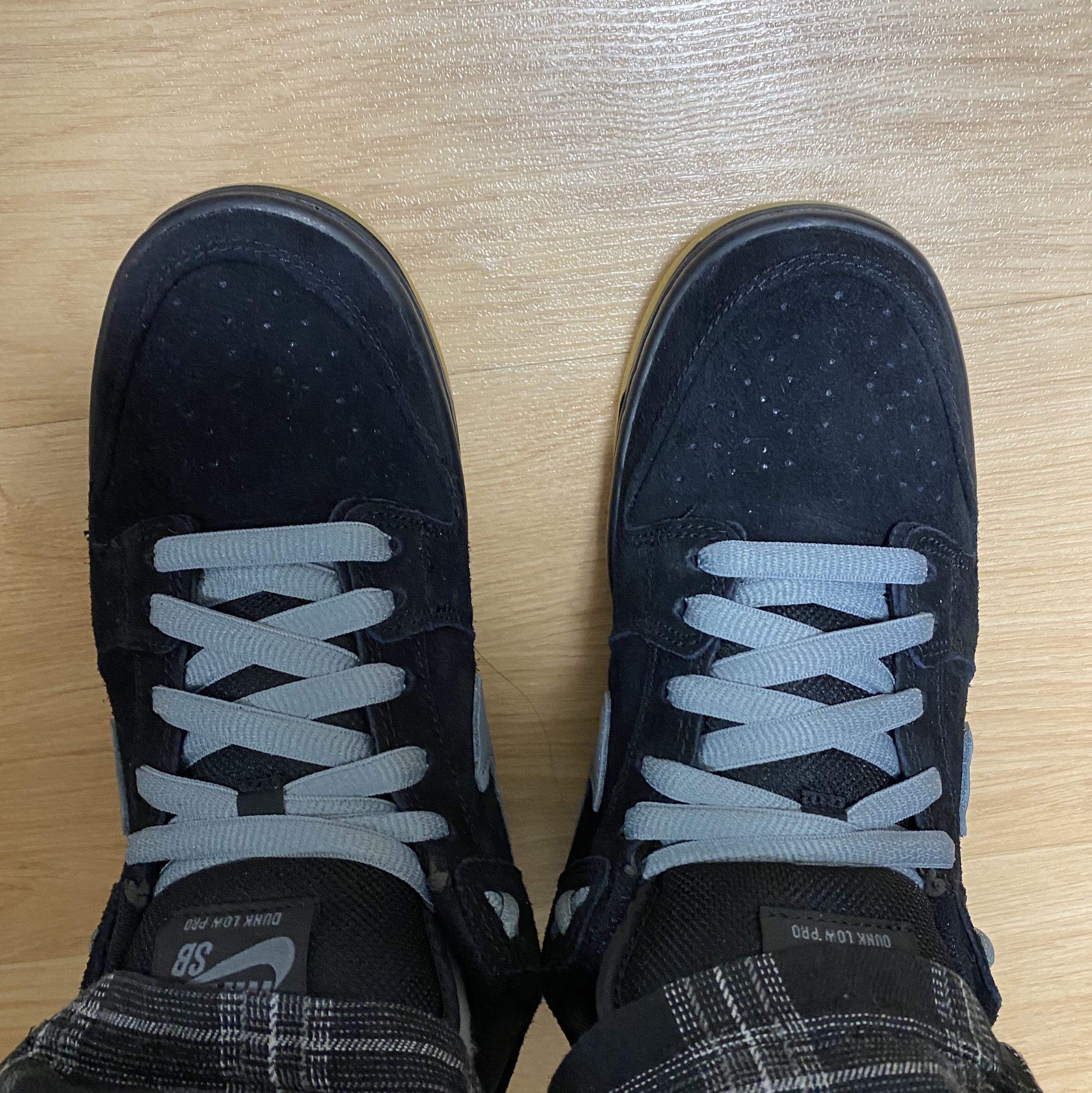 Nike SB Dunk Low Pro Black Cool Grey 착용 스타일 - 1