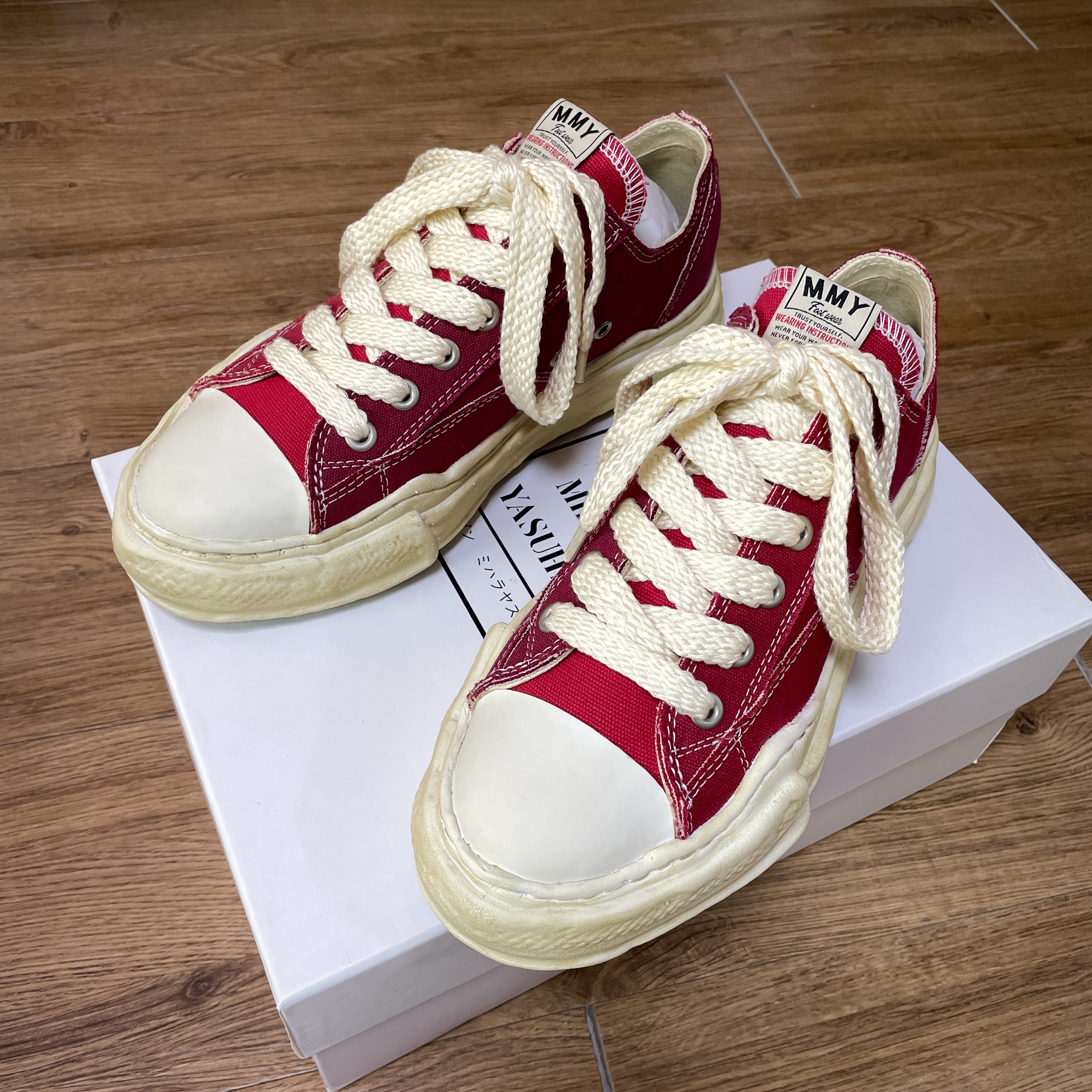 Maison Mihara Yasuhiro Peterson OG Sole OD Canvas Low-top Sneakers Red, Maison Mihara Yasuhiro x Nigel Cabourn Low Cut Sneakers Army Green 착용 스타일 - 1