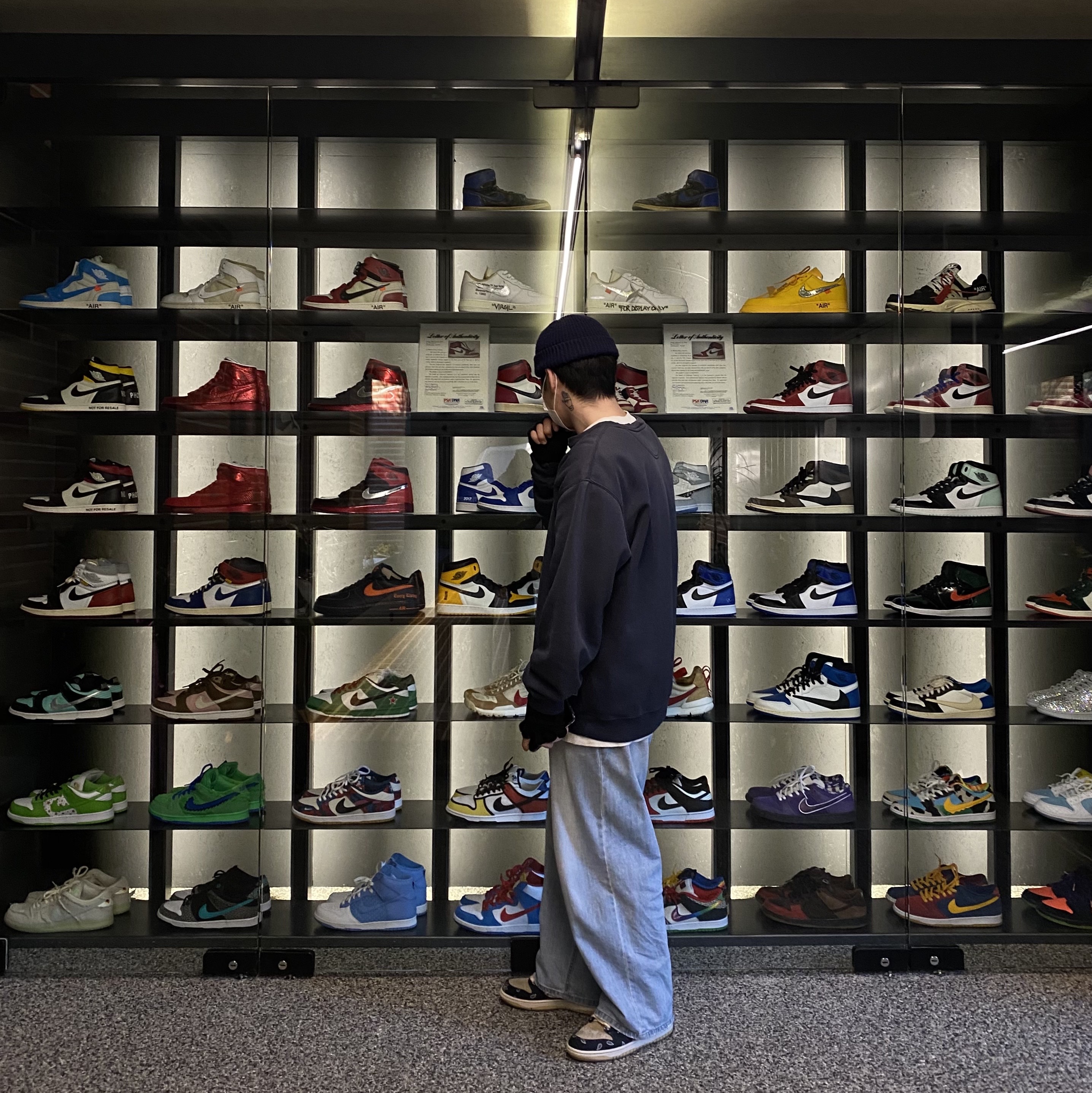 Nike x Travis Scott SB Dunk Low, Jordan 1 x Off-White Retro High Chicago The Ten 착용 스타일