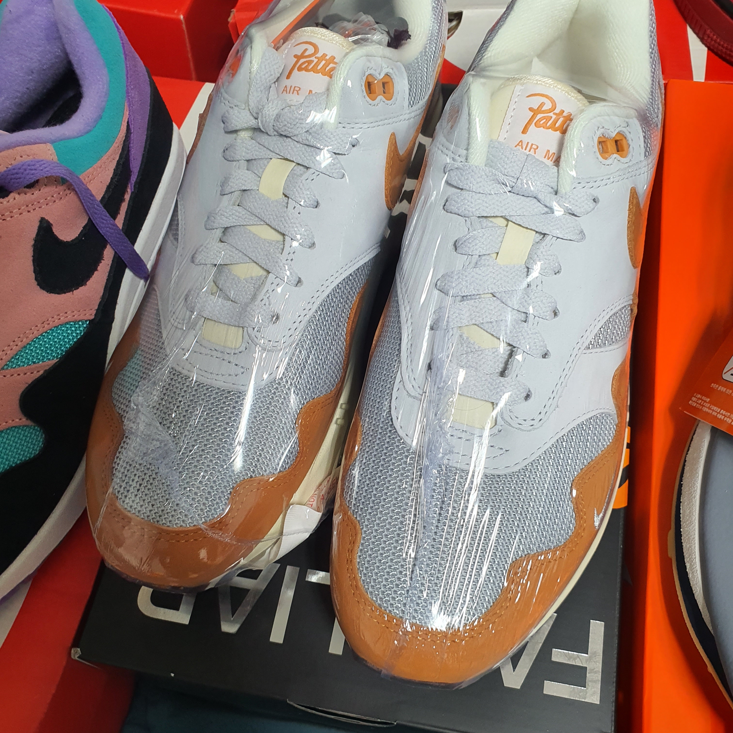 Nike x Patta Air Max 1 Monarch 착용 스타일